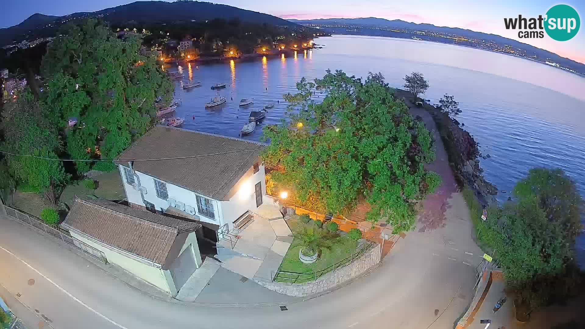 Web kamera luka Ika – Pogled uživo na luku i svjetla Opatije