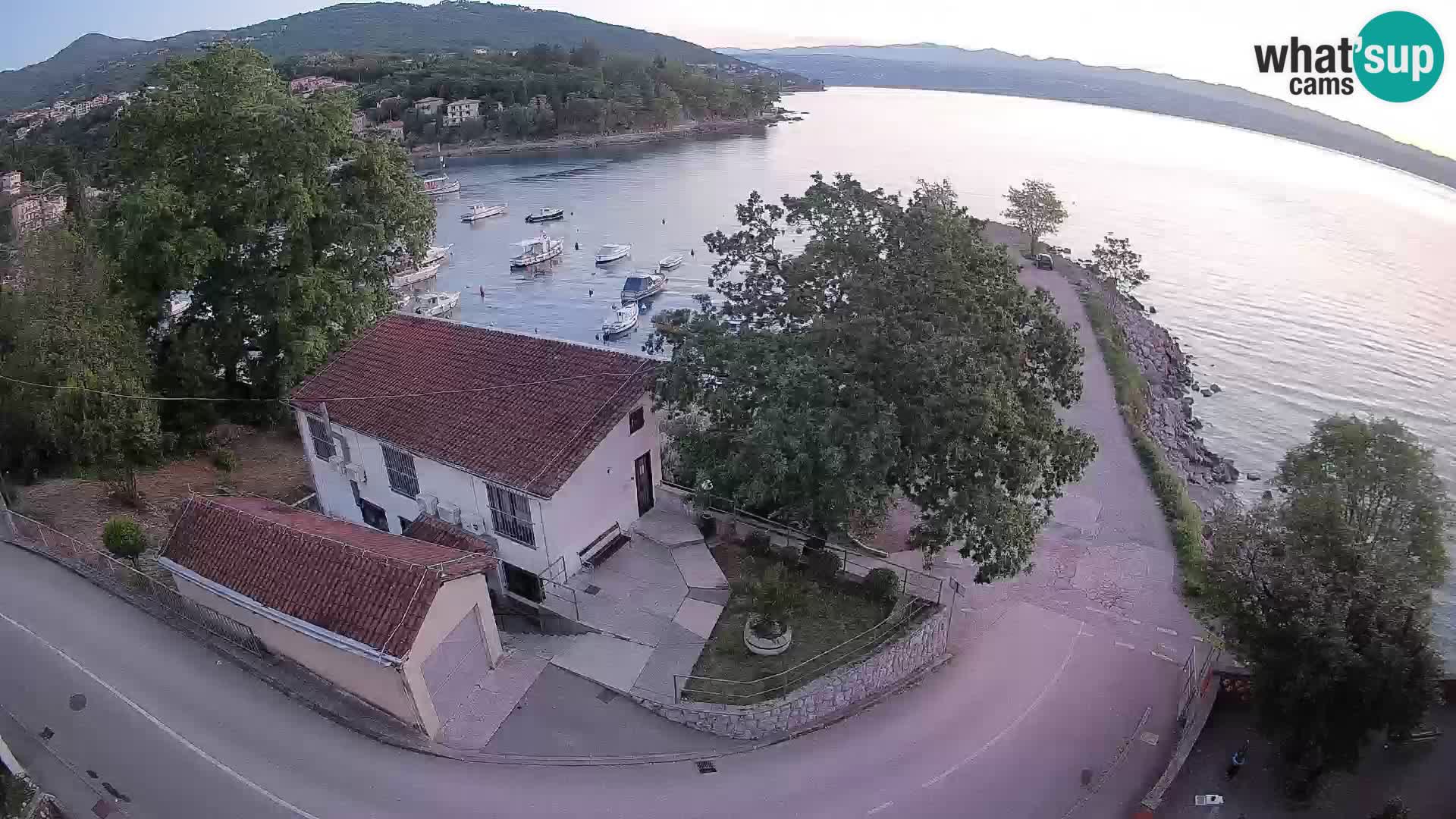 Web kamera luka Ika – Pogled uživo na luku i svjetla Opatije