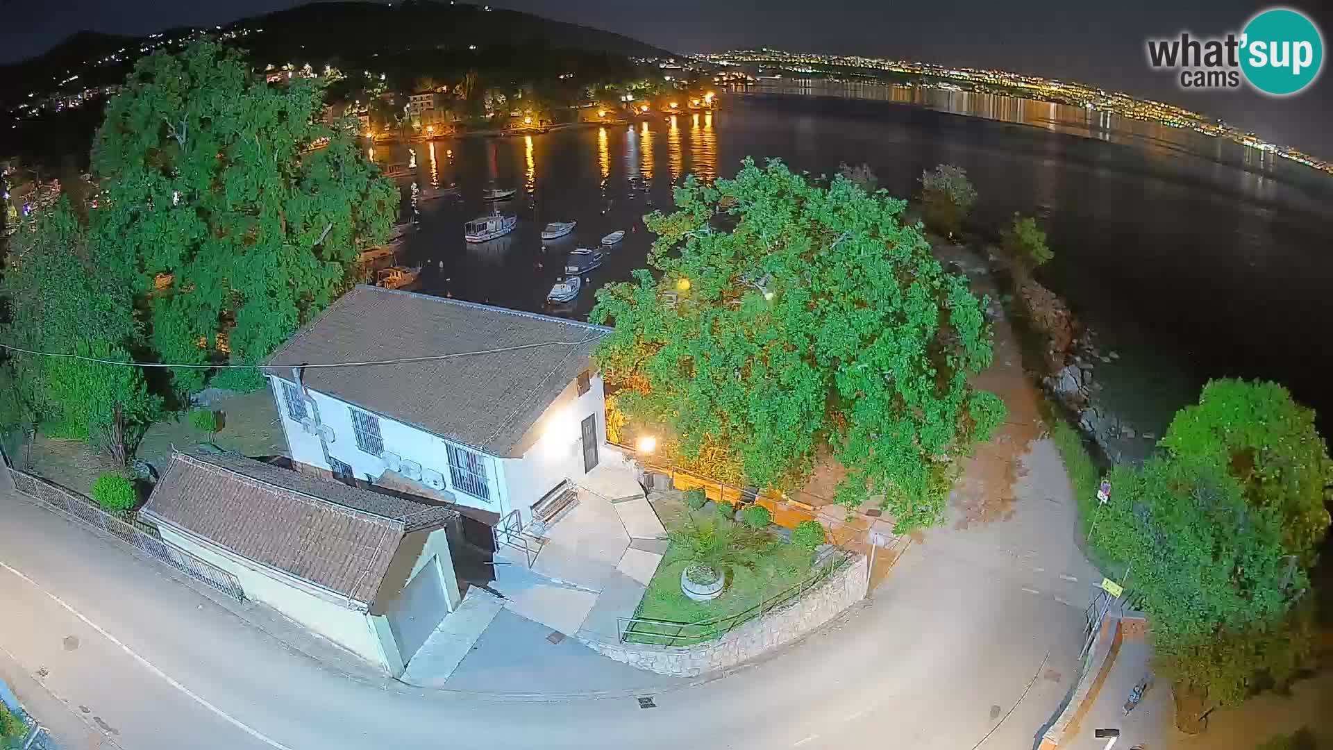 Web kamera luka Ika – Pogled uživo na luku i svjetla Opatije