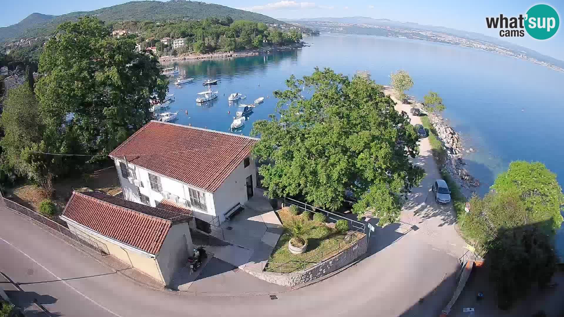 Spletna kamera pristanišče Ika – Pogled v živo na pristanišče in luči Opatije