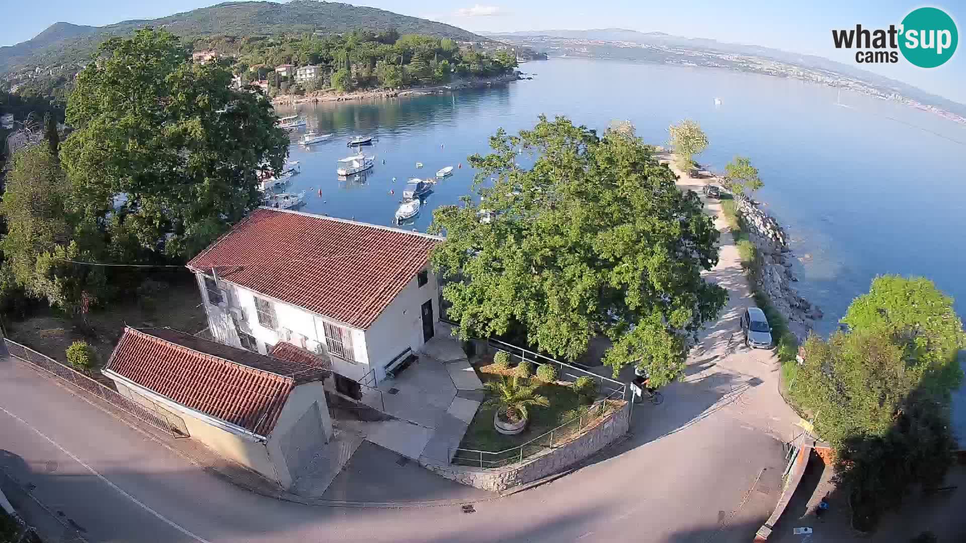 Spletna kamera pristanišče Ika – Pogled v živo na pristanišče in luči Opatije