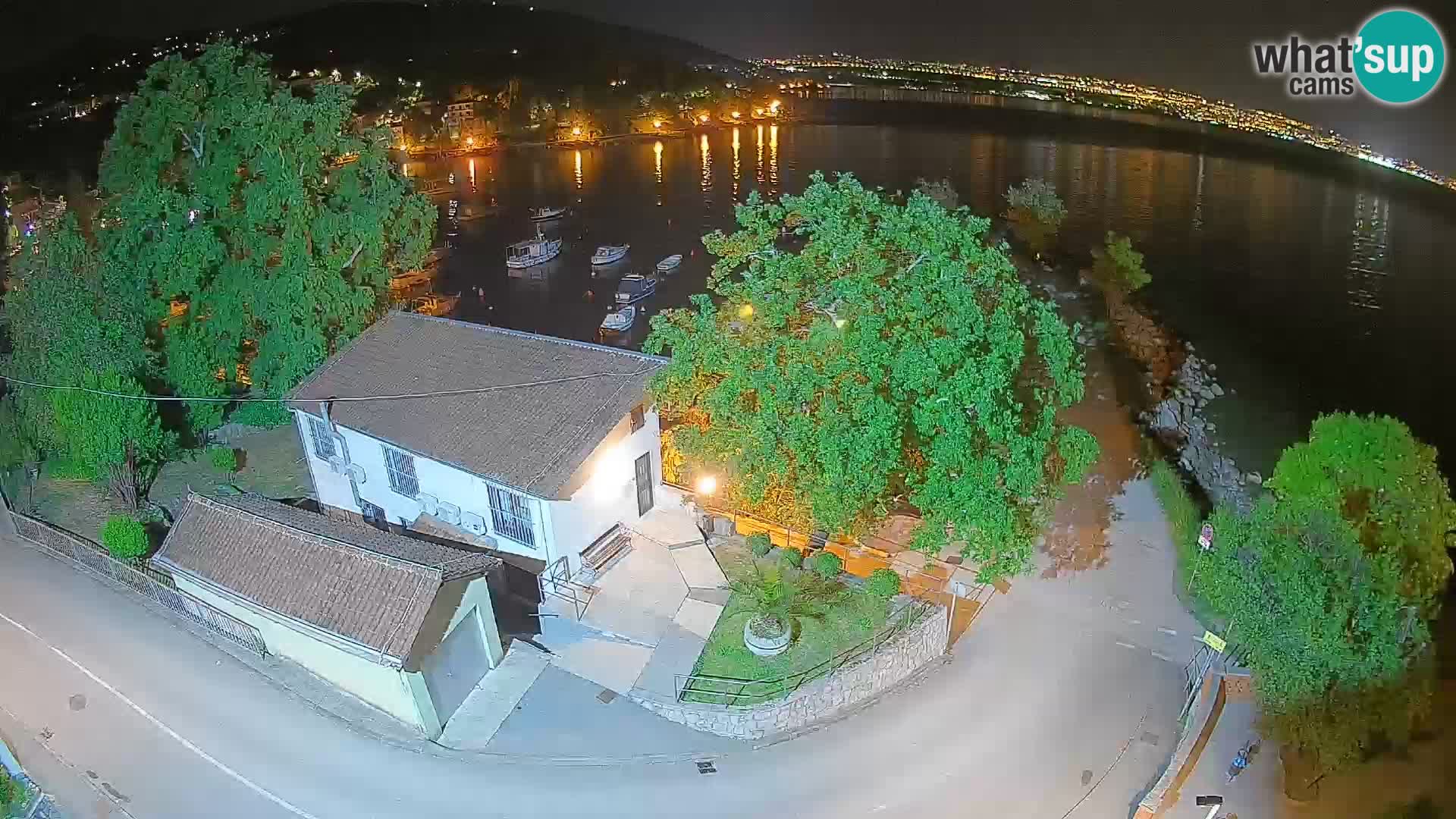 Spletna kamera pristanišče Ika – Pogled v živo na pristanišče in luči Opatije