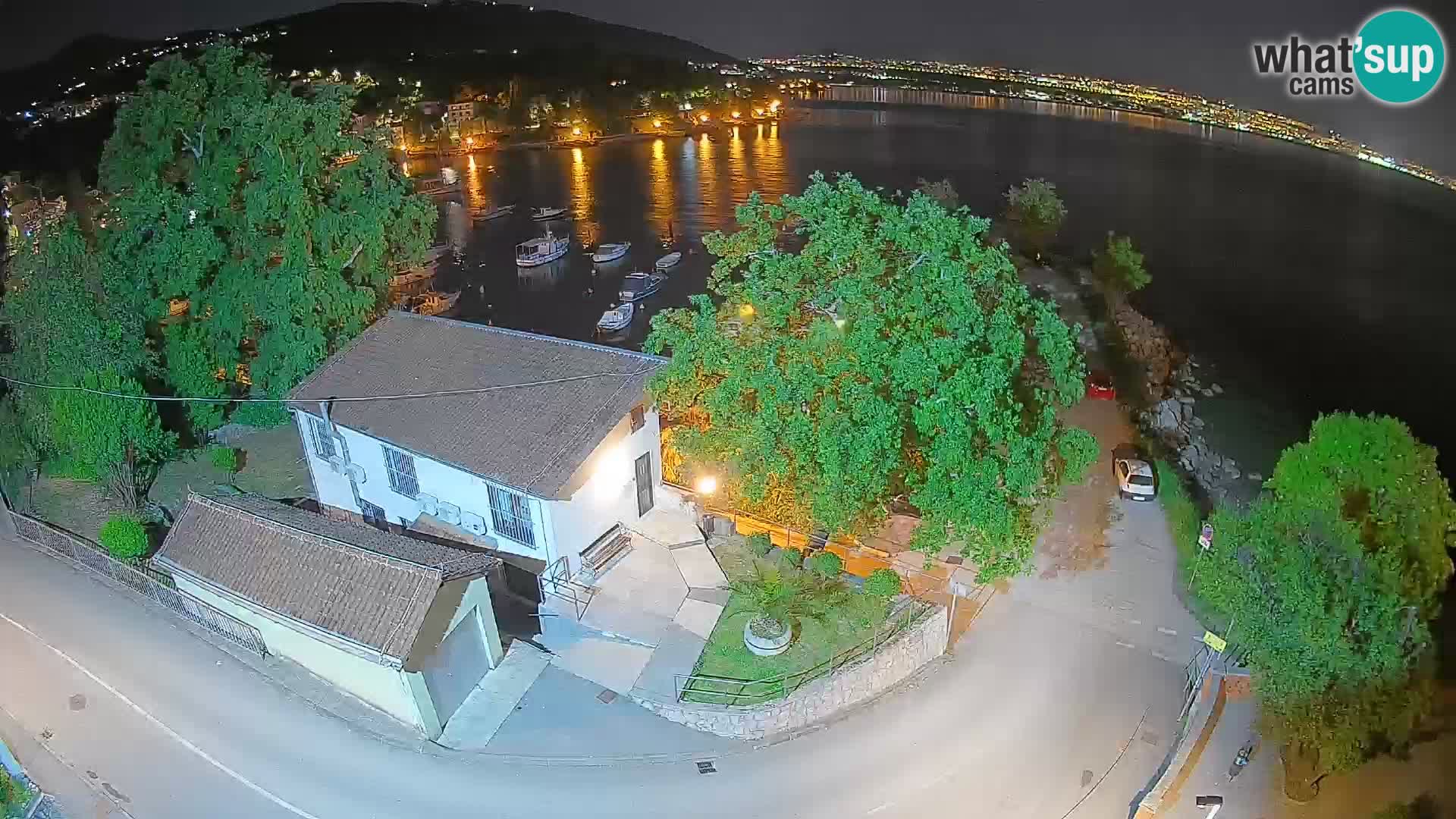 Spletna kamera pristanišče Ika – Pogled v živo na pristanišče in luči Opatije