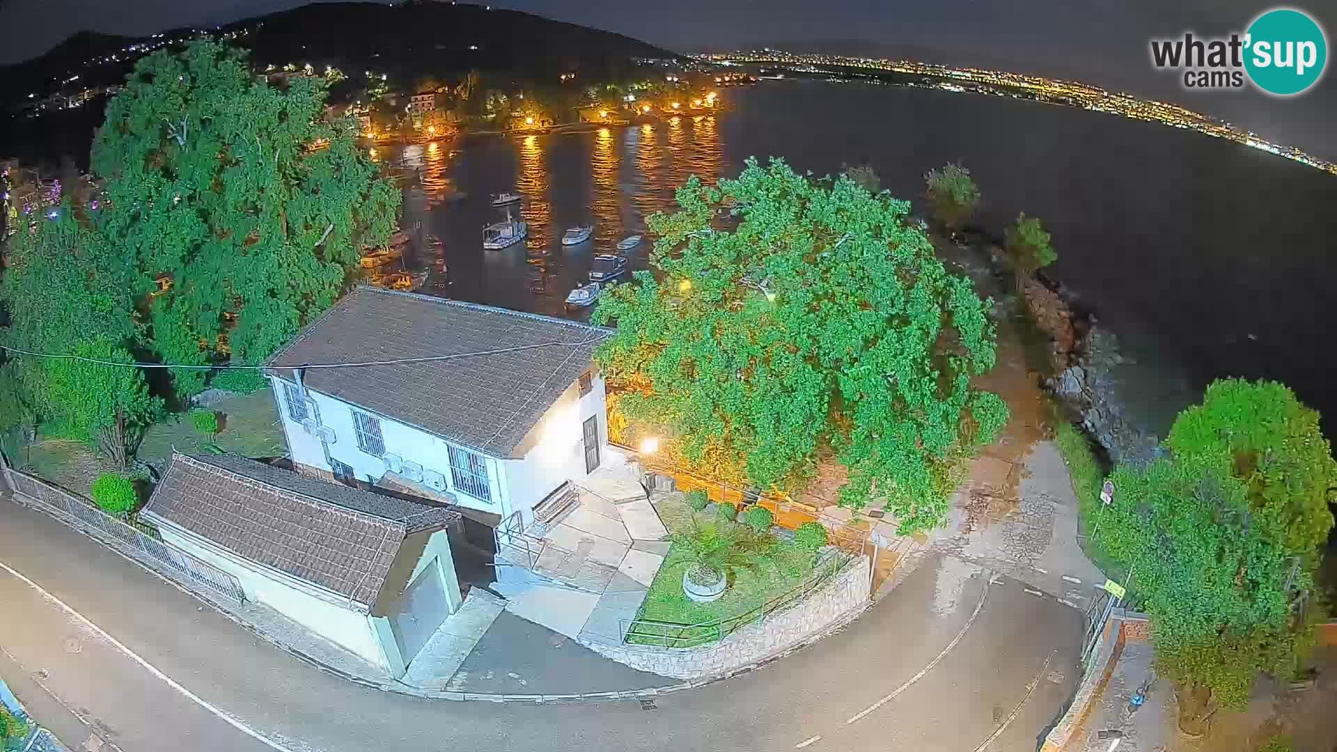 Web kamera luka Ika – Pogled uživo na luku i svjetla Opatije