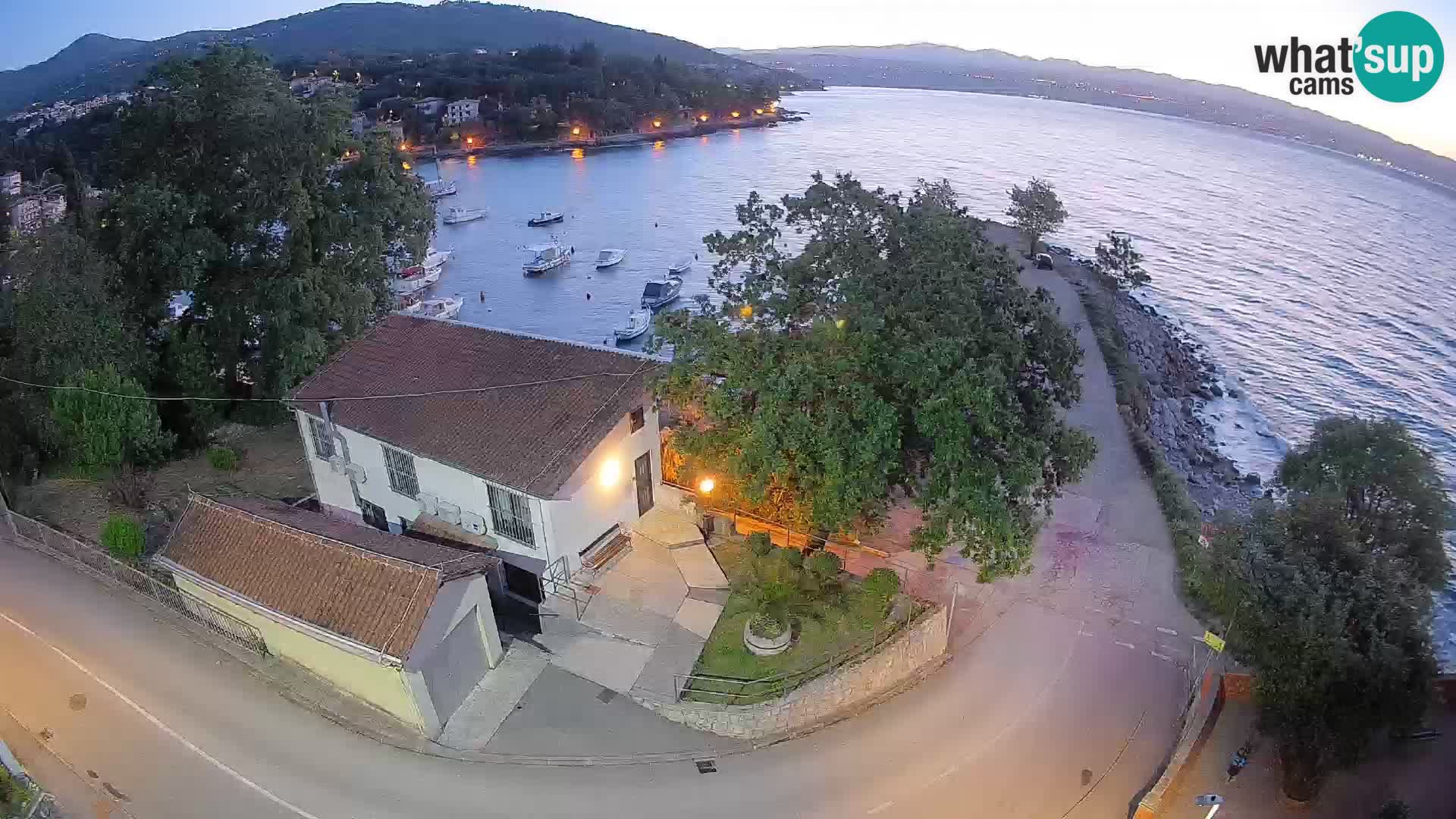 Spletna kamera pristanišče Ika – Pogled v živo na pristanišče in luči Opatije