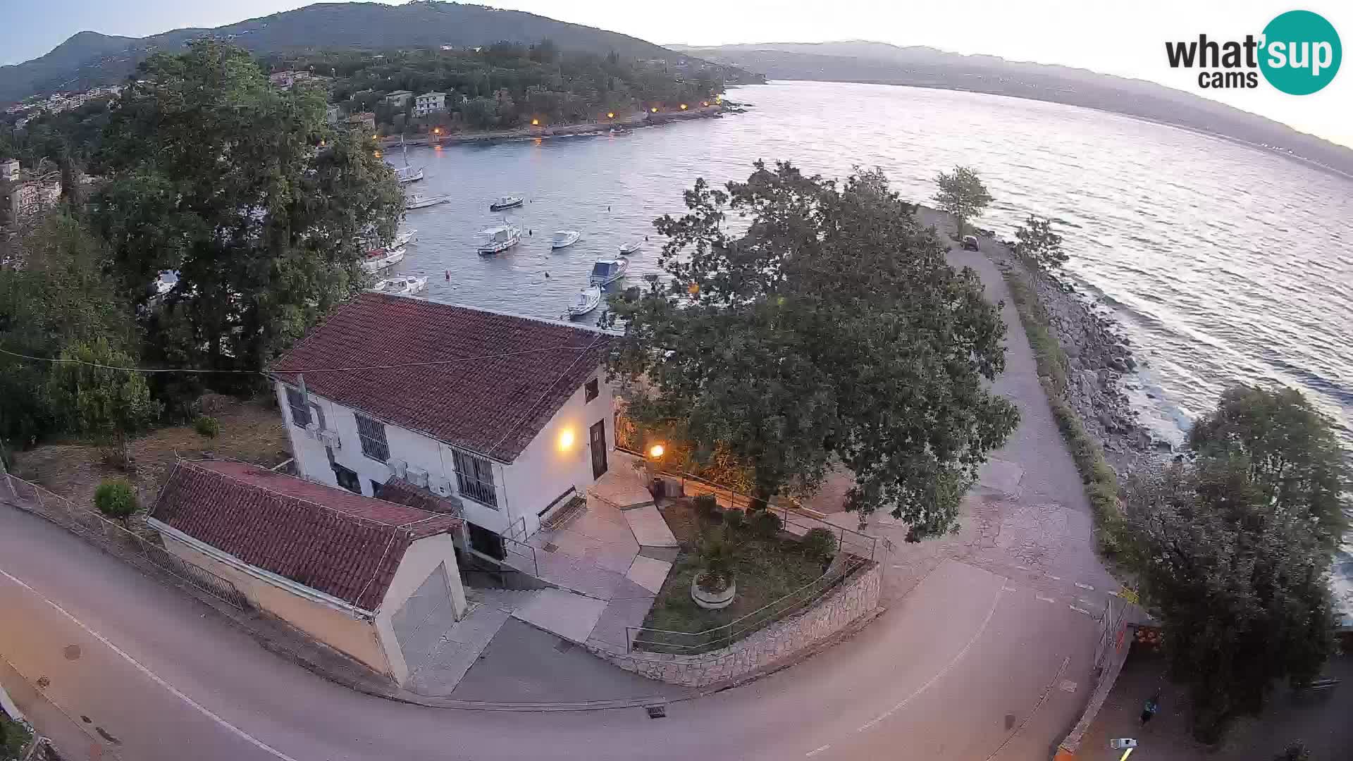 Spletna kamera pristanišče Ika – Pogled v živo na pristanišče in luči Opatije