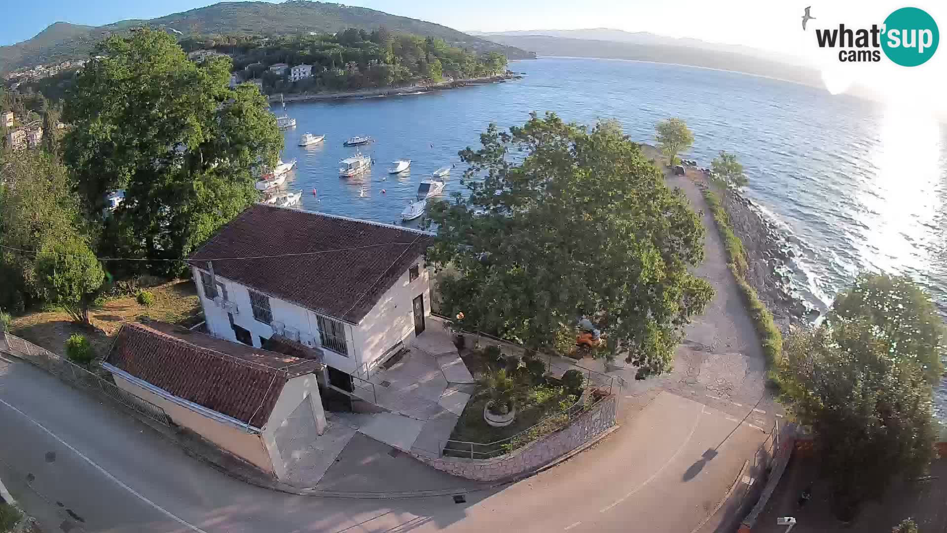 Spletna kamera pristanišče Ika – Pogled v živo na pristanišče in luči Opatije
