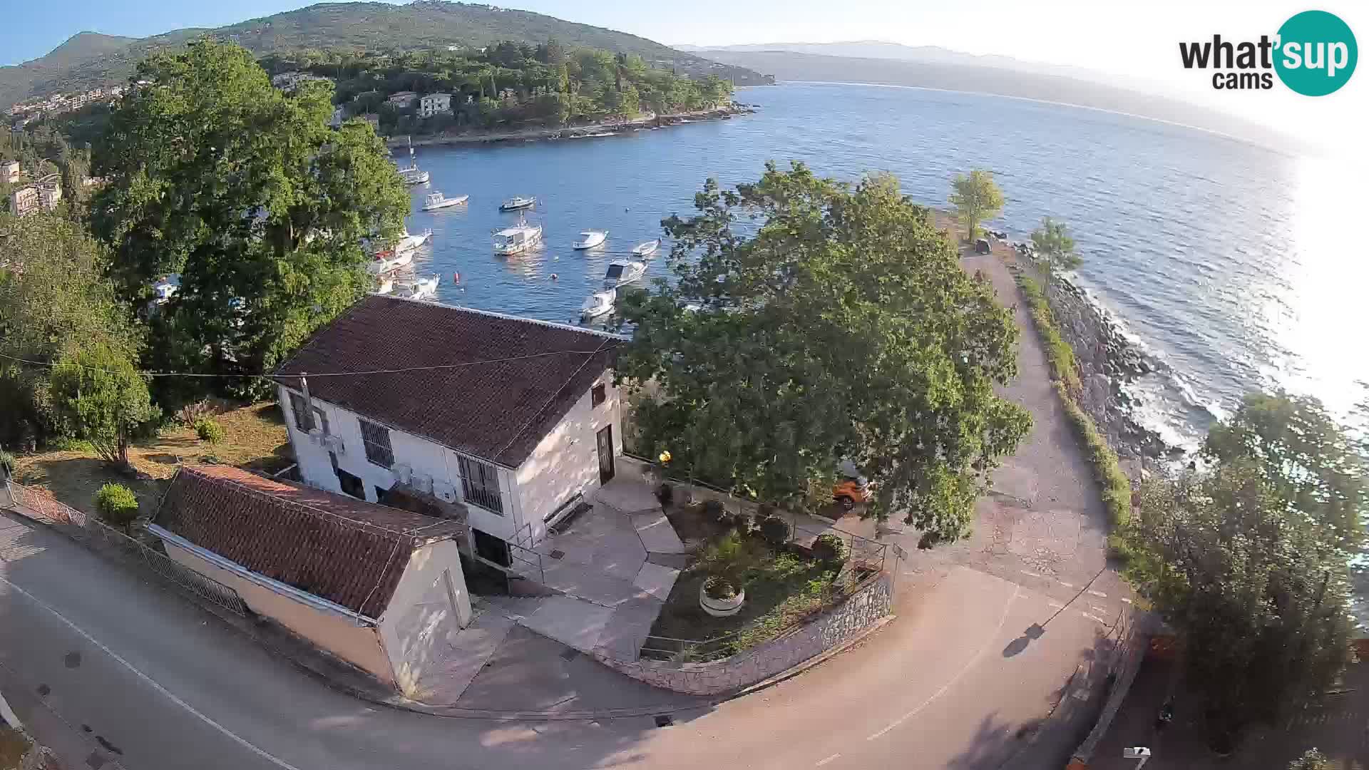 Spletna kamera pristanišče Ika – Pogled v živo na pristanišče in luči Opatije