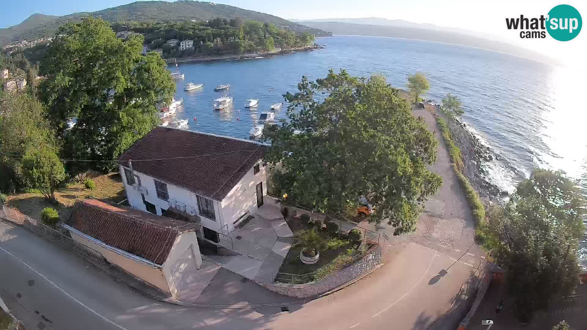 Web kamera luka Ika – Pogled uživo na luku i svjetla Opatije