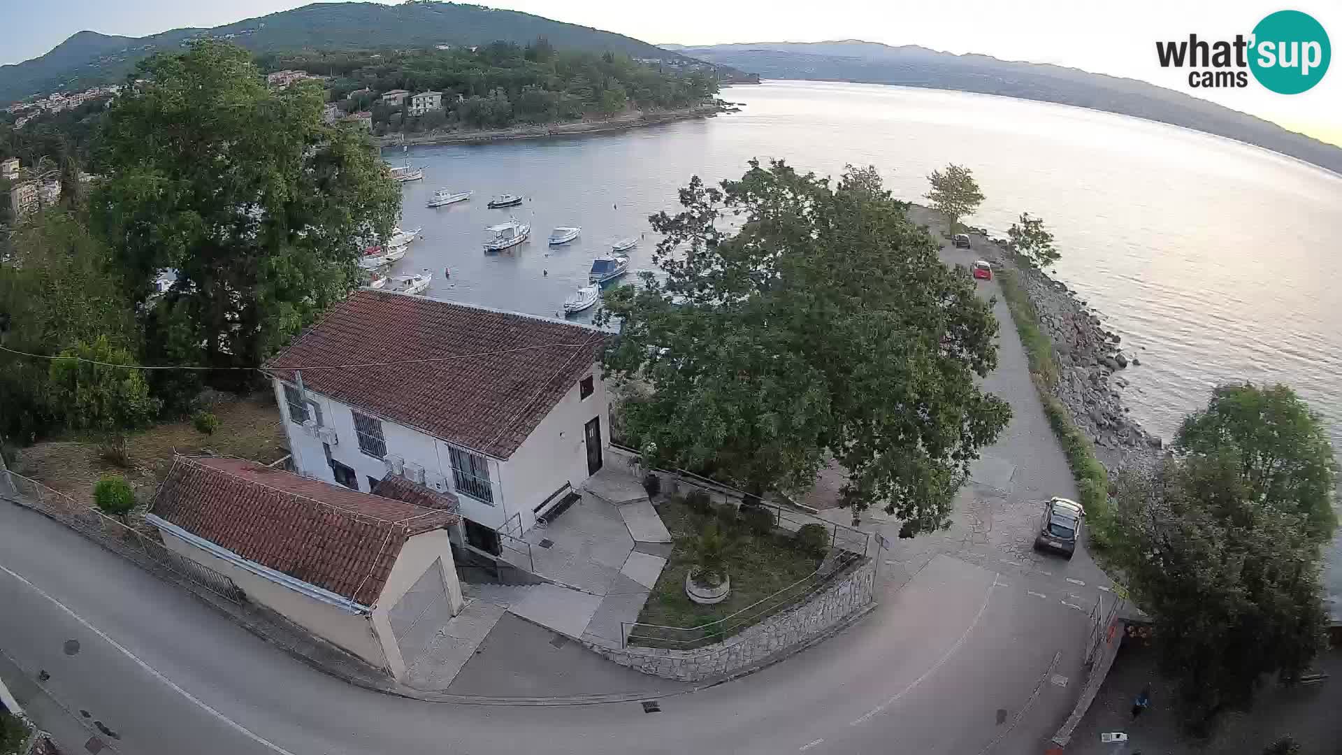 Spletna kamera pristanišče Ika – Pogled v živo na pristanišče in luči Opatije