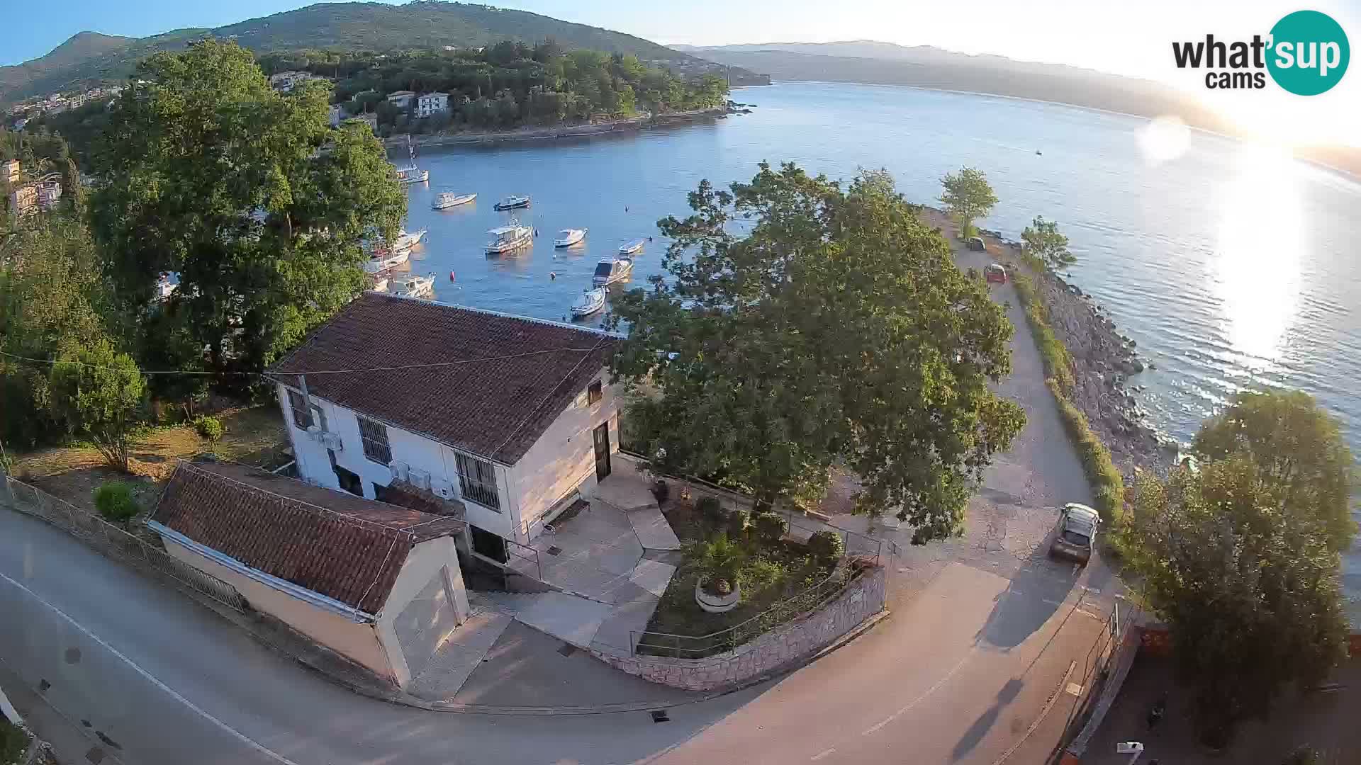 Spletna kamera pristanišče Ika – Pogled v živo na pristanišče in luči Opatije