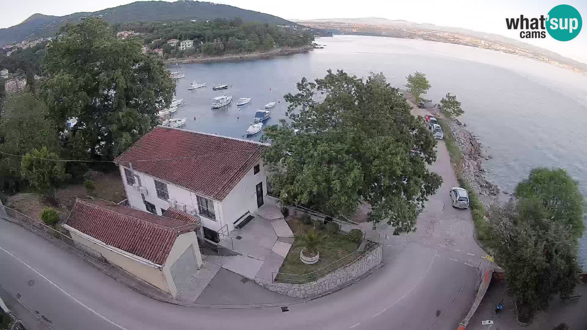 Spletna kamera pristanišče Ika – Pogled v živo na pristanišče in luči Opatije