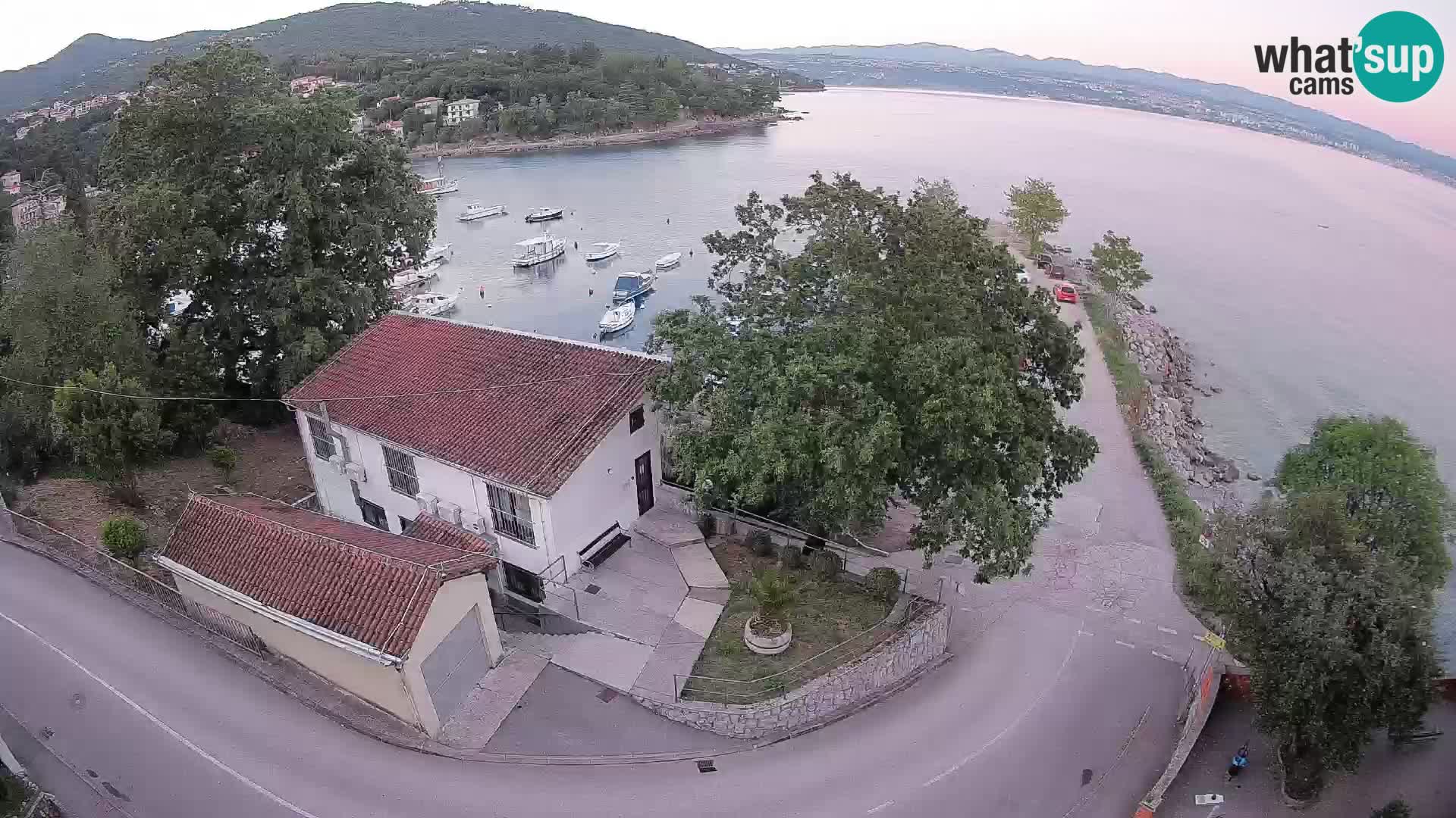 Spletna kamera pristanišče Ika – Pogled v živo na pristanišče in luči Opatije