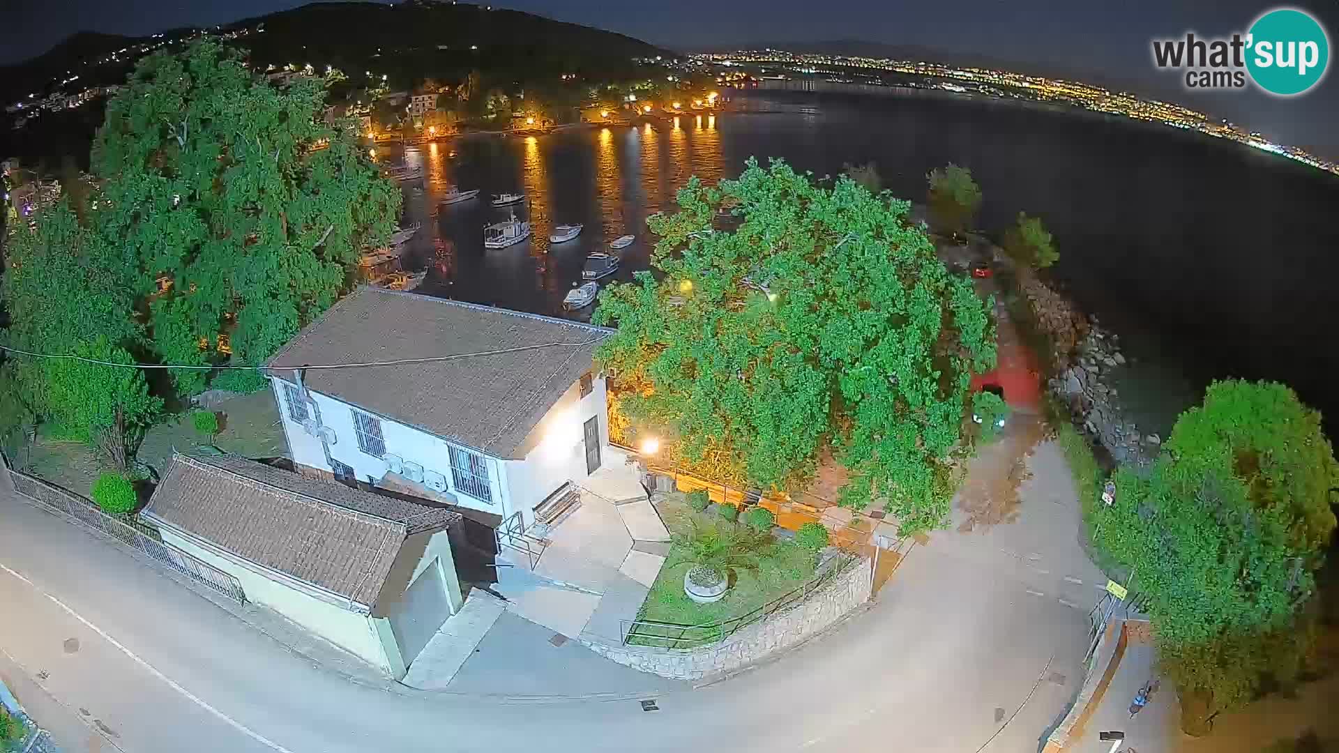 Spletna kamera pristanišče Ika – Pogled v živo na pristanišče in luči Opatije