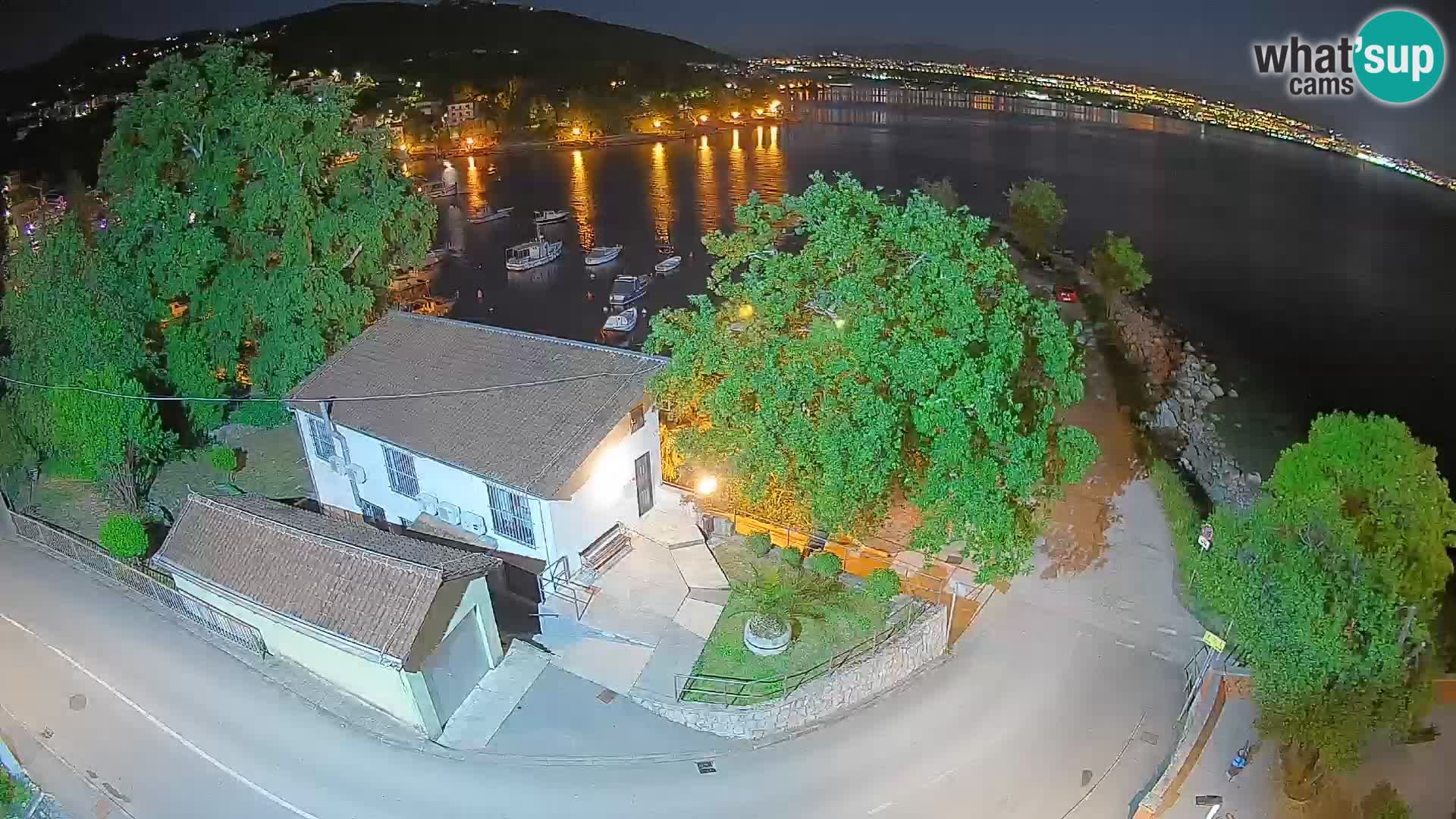 Spletna kamera pristanišče Ika – Pogled v živo na pristanišče in luči Opatije