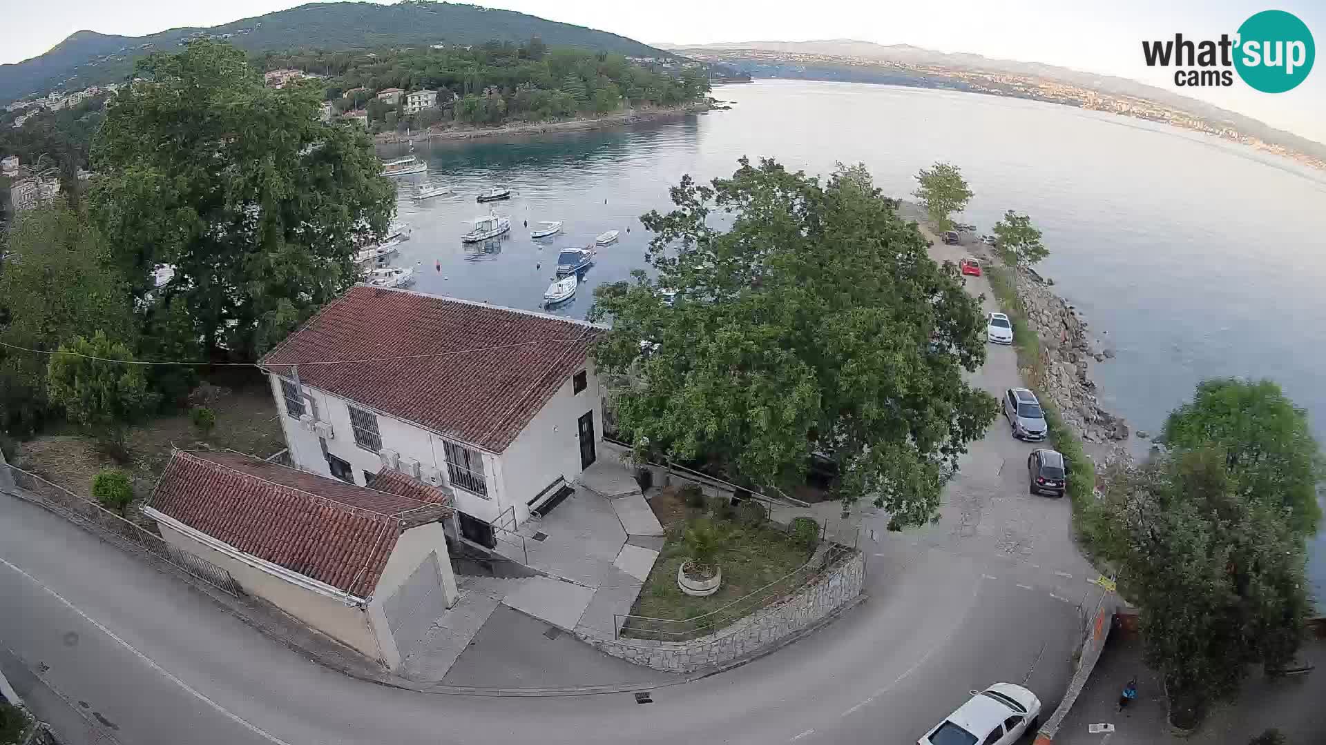 Spletna kamera pristanišče Ika – Pogled v živo na pristanišče in luči Opatije