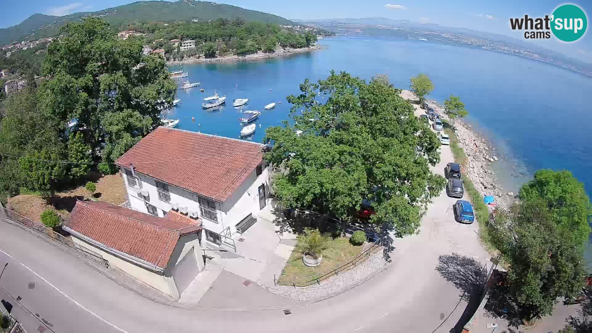 Spletna kamera pristanišče Ika – Pogled v živo na pristanišče in luči Opatije