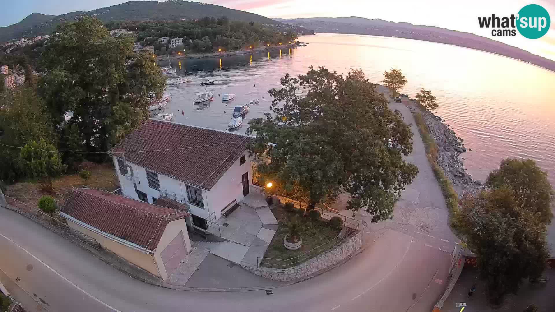 Spletna kamera pristanišče Ika – Pogled v živo na pristanišče in luči Opatije