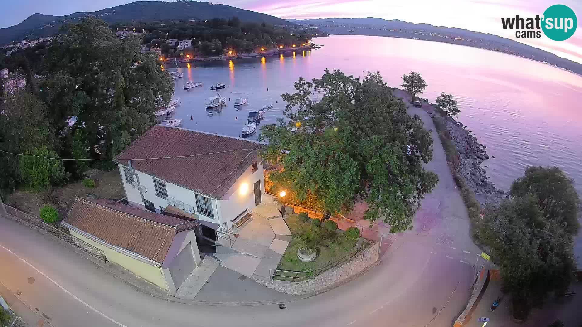 Spletna kamera pristanišče Ika – Pogled v živo na pristanišče in luči Opatije