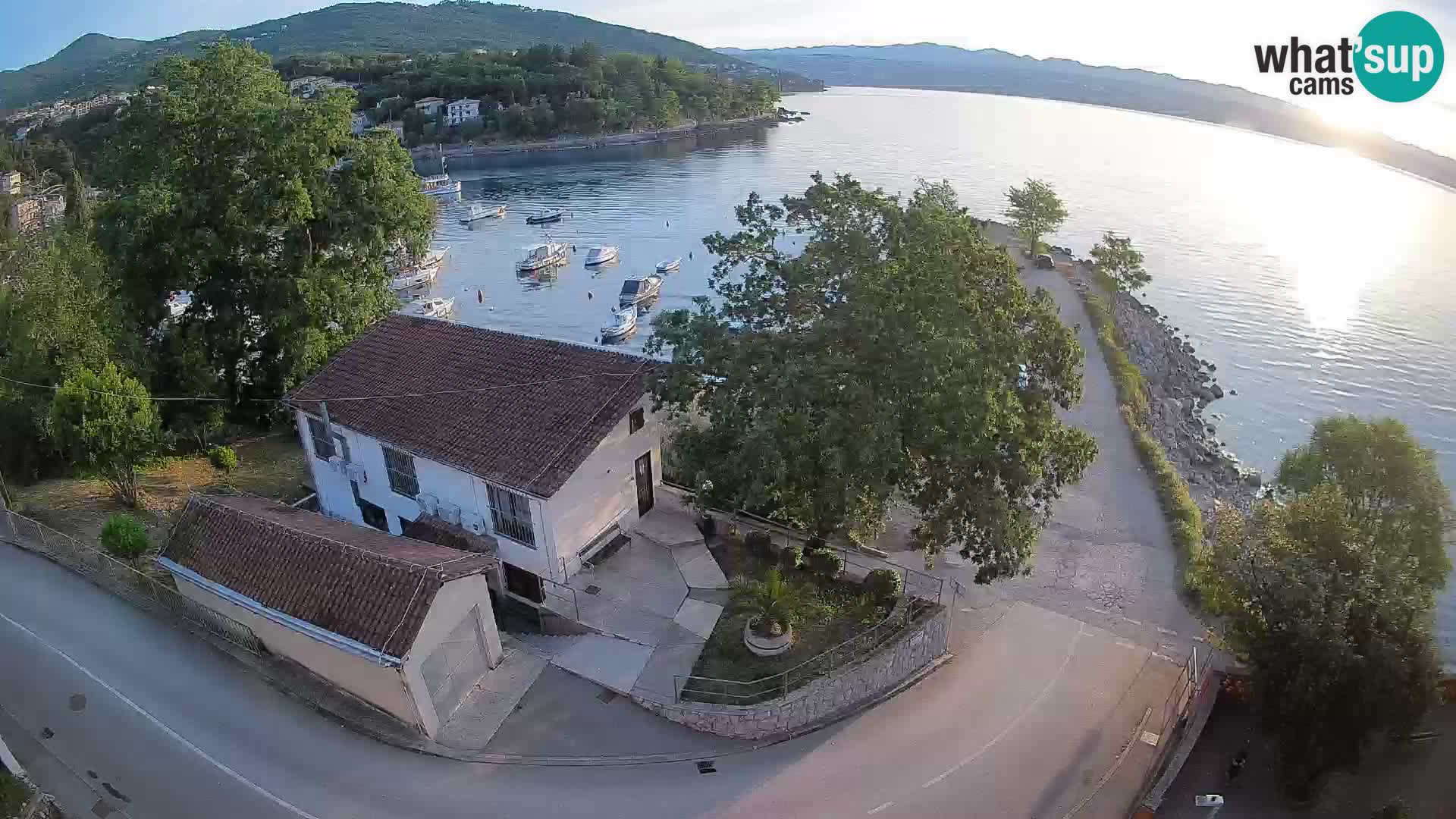 Spletna kamera pristanišče Ika – Pogled v živo na pristanišče in luči Opatije