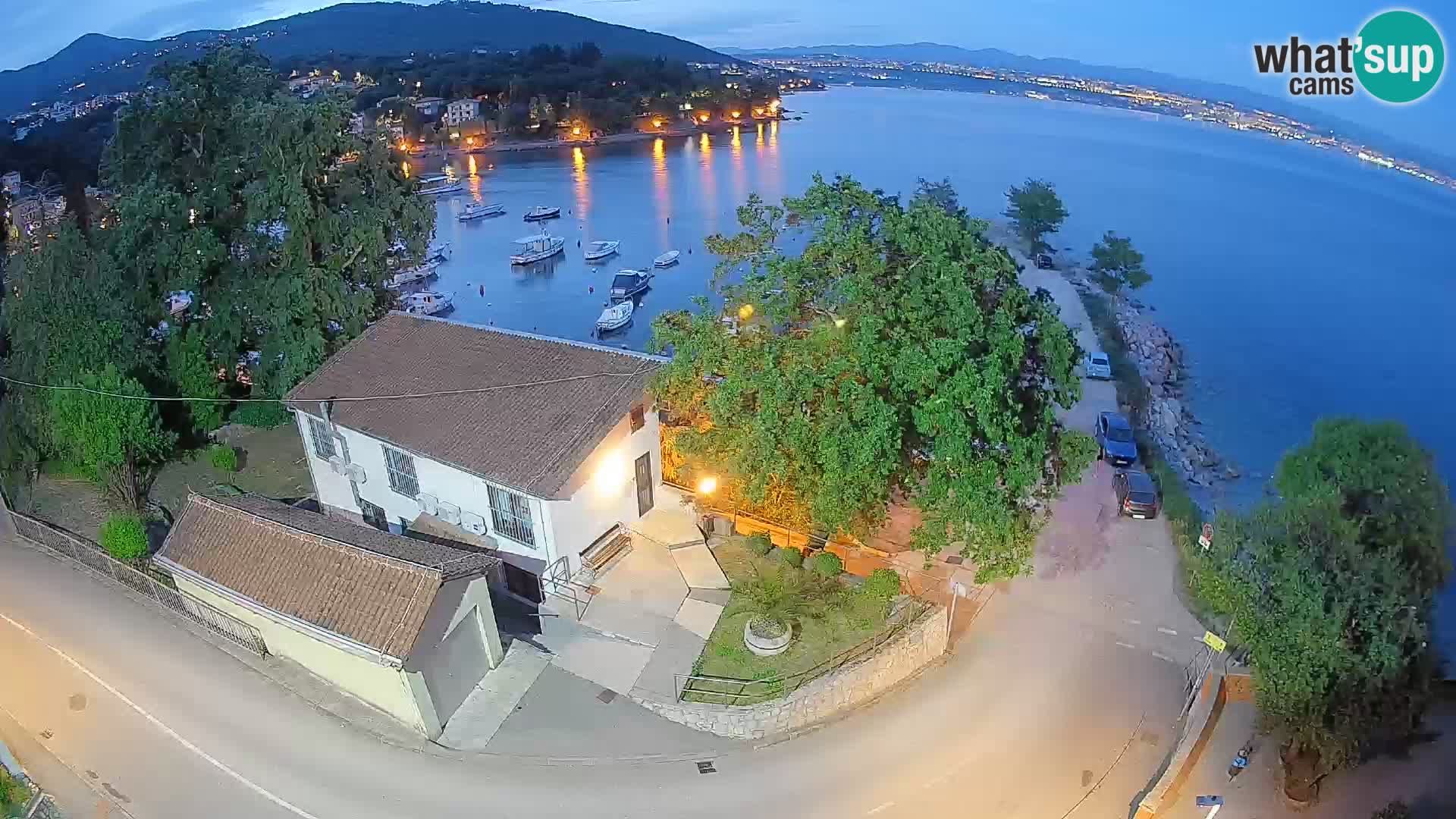 Web kamera luka Ika – Pogled uživo na luku i svjetla Opatije