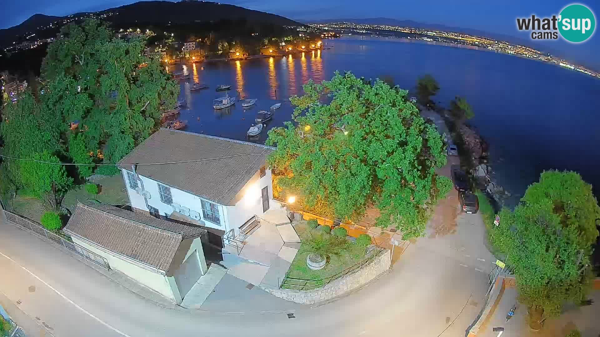 Spletna kamera pristanišče Ika – Pogled v živo na pristanišče in luči Opatije
