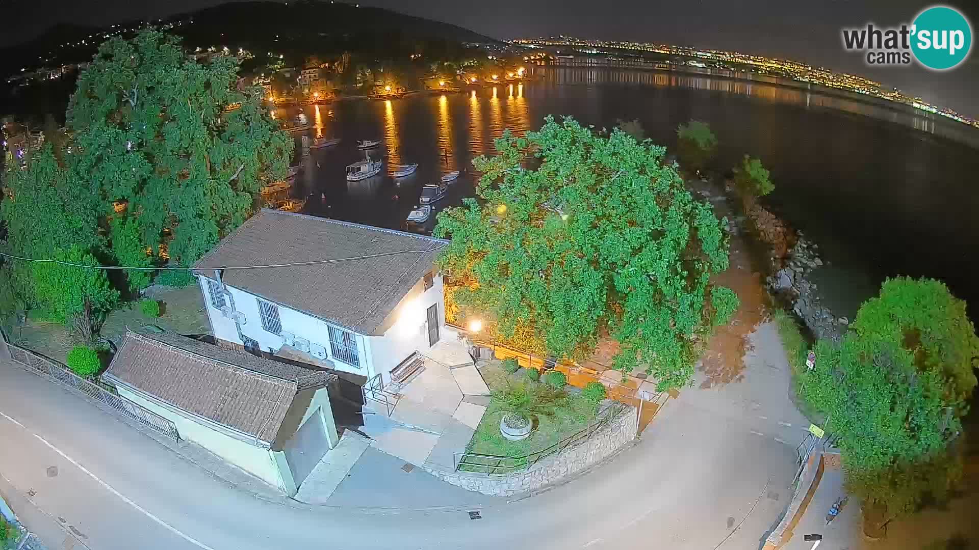 Spletna kamera pristanišče Ika – Pogled v živo na pristanišče in luči Opatije