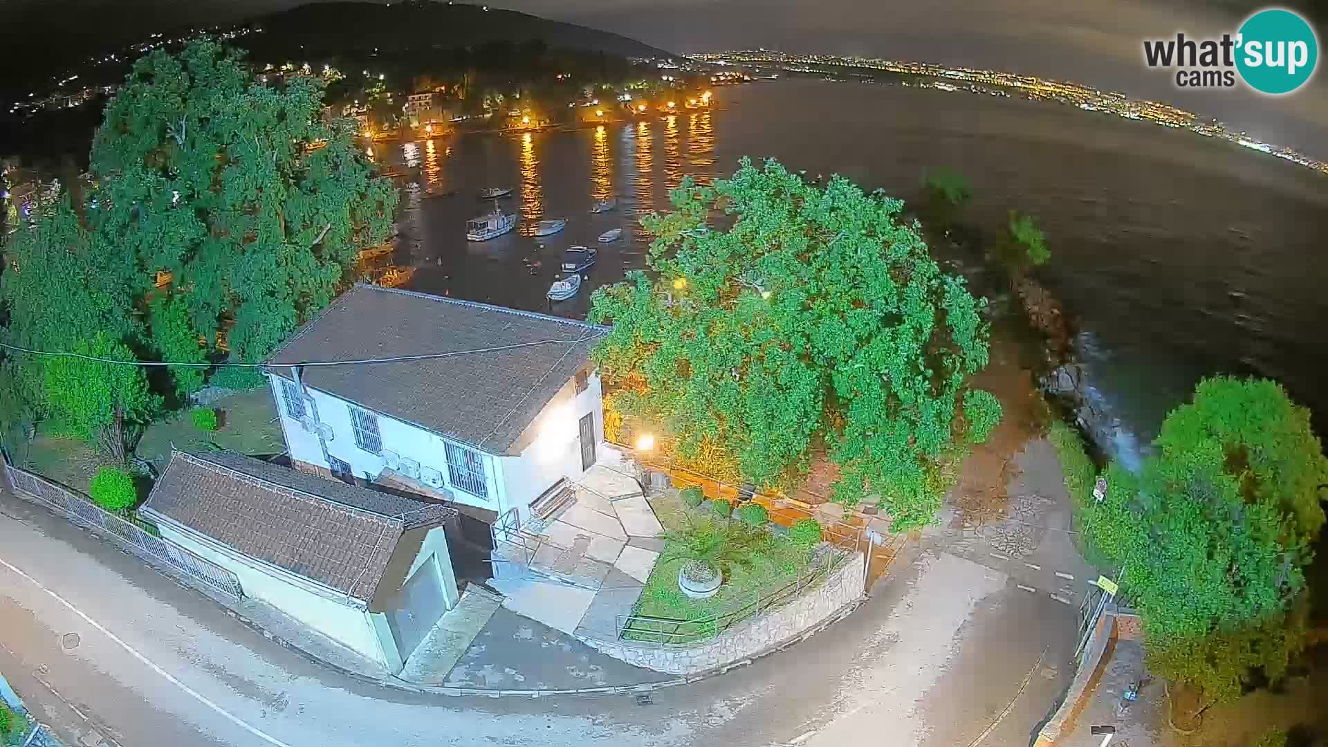 Web kamera luka Ika – Pogled uživo na luku i svjetla Opatije