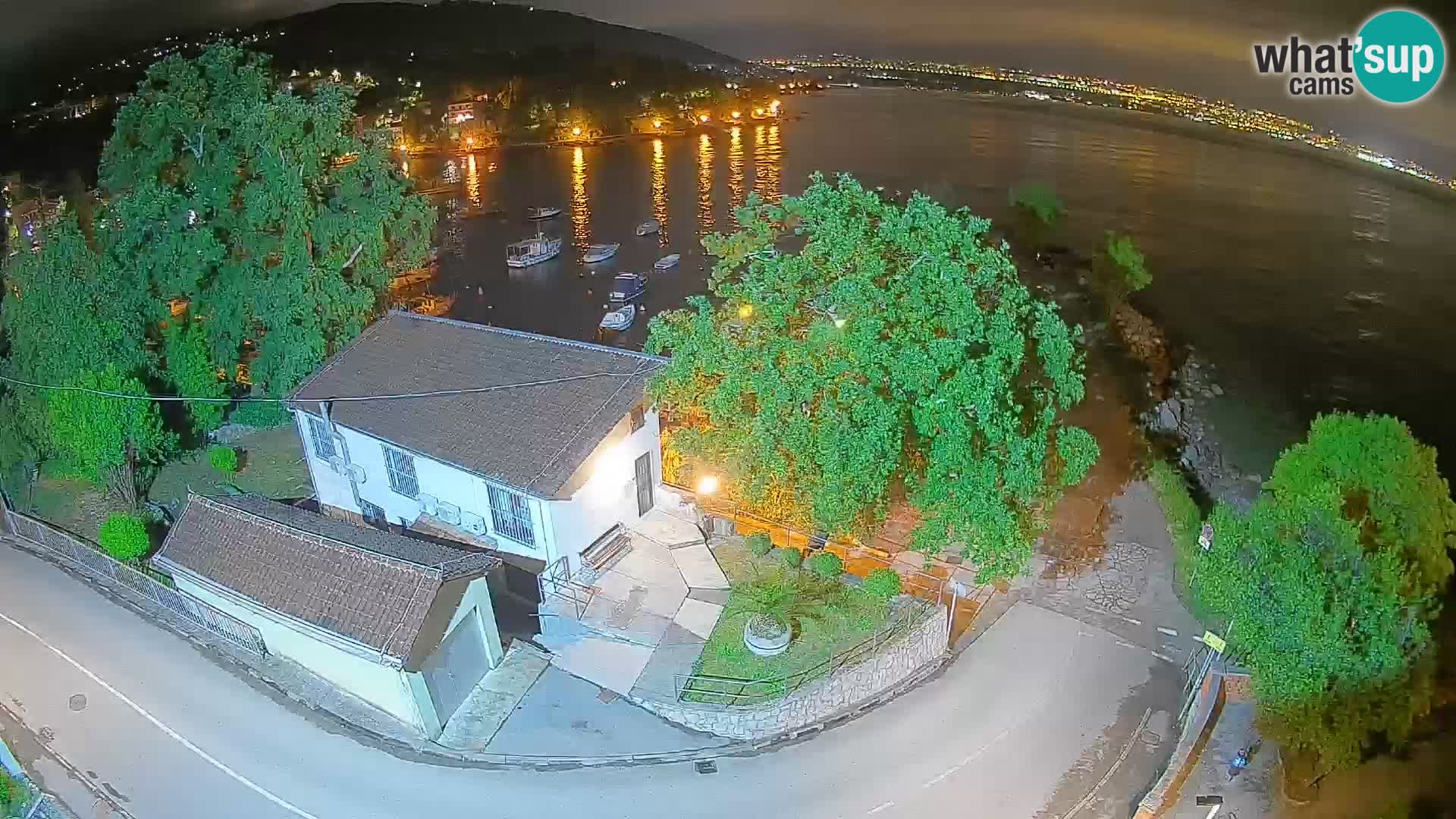Spletna kamera pristanišče Ika – Pogled v živo na pristanišče in luči Opatije