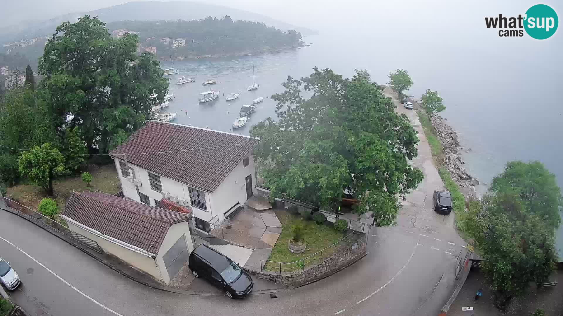 Spletna kamera pristanišče Ika – Pogled v živo na pristanišče in luči Opatije