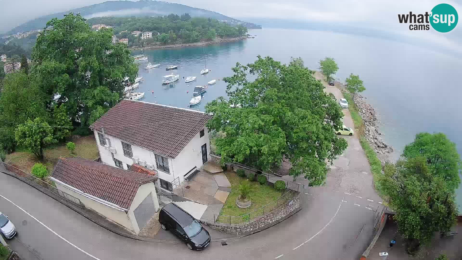 Spletna kamera pristanišče Ika – Pogled v živo na pristanišče in luči Opatije