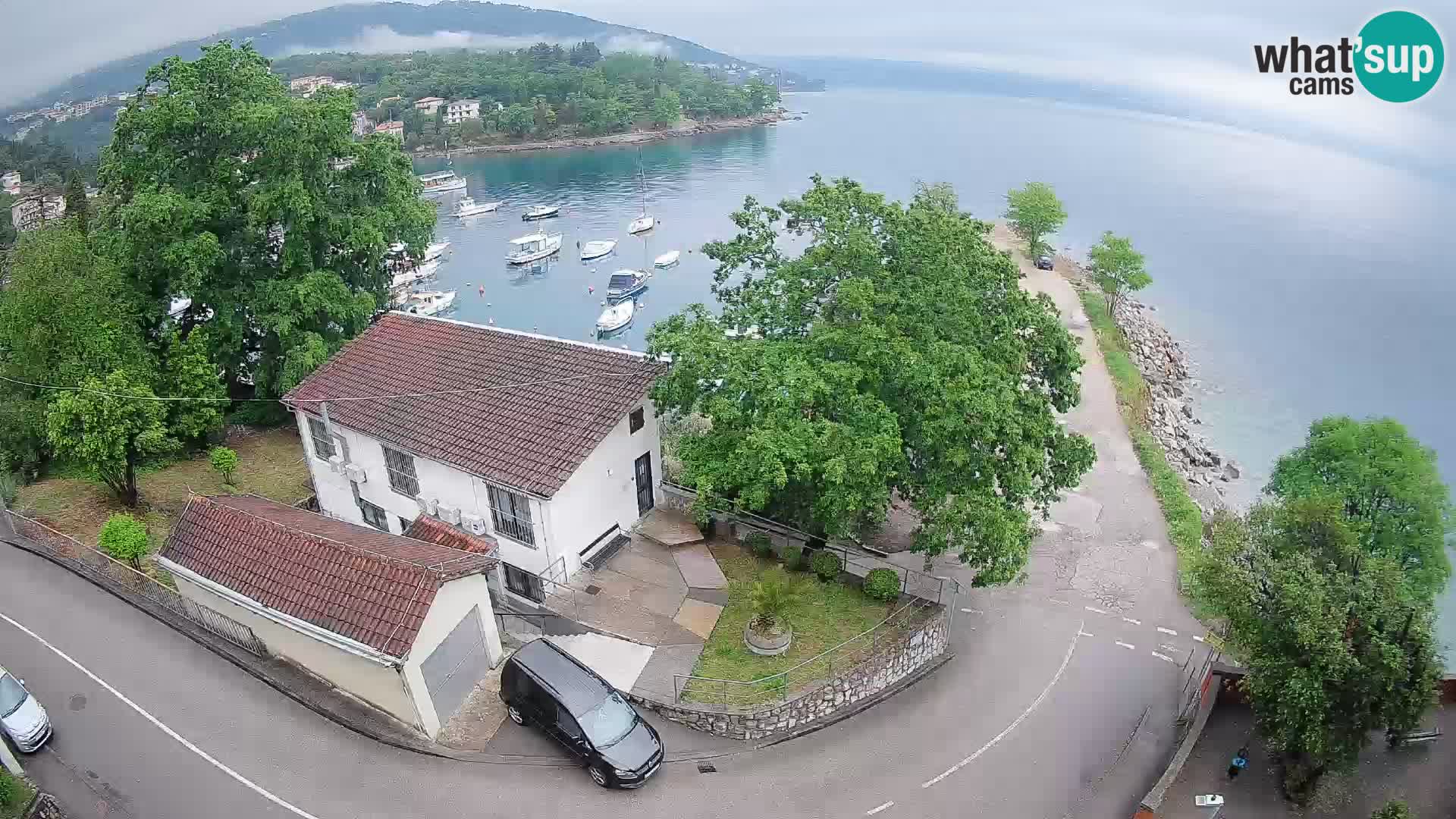 Spletna kamera pristanišče Ika – Pogled v živo na pristanišče in luči Opatije