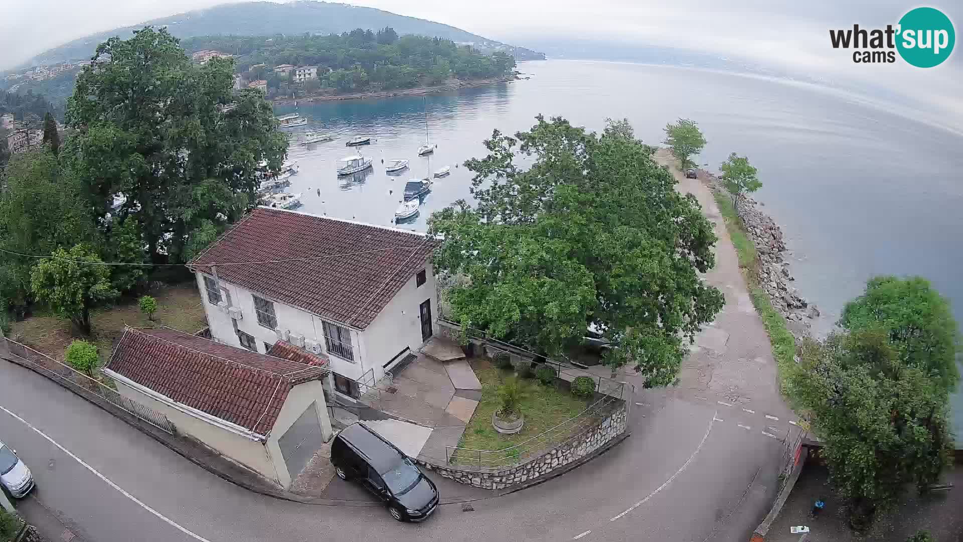 Spletna kamera pristanišče Ika – Pogled v živo na pristanišče in luči Opatije