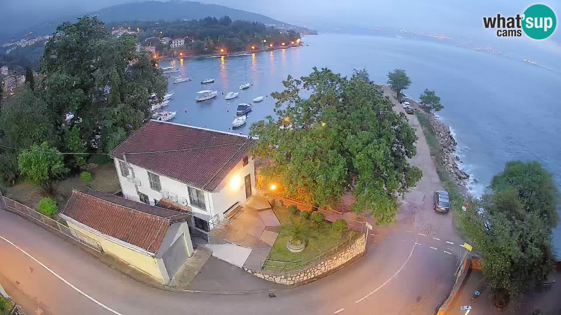 Spletna kamera pristanišče Ika – Pogled v živo na pristanišče in luči Opatije