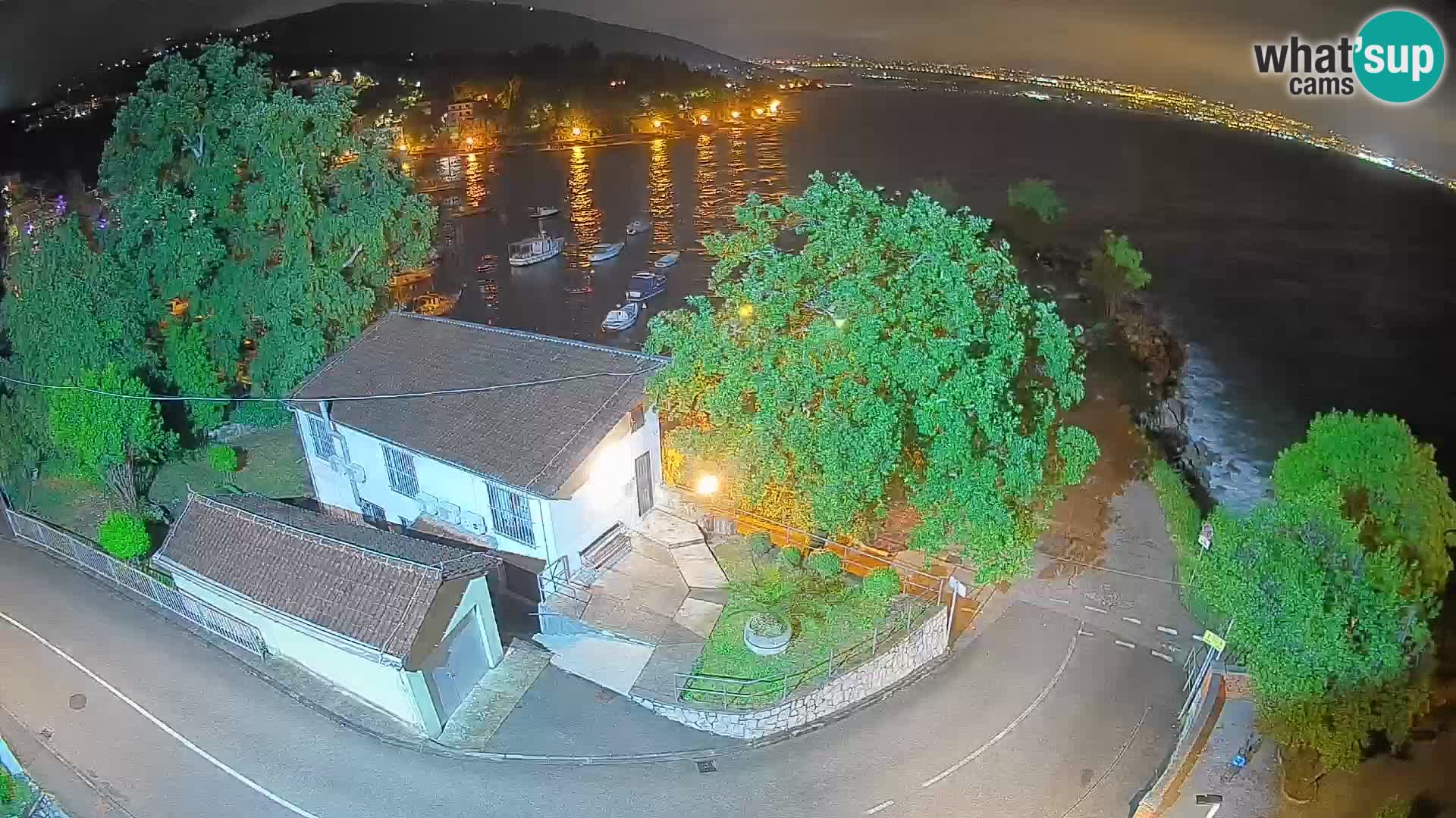 Spletna kamera pristanišče Ika – Pogled v živo na pristanišče in luči Opatije