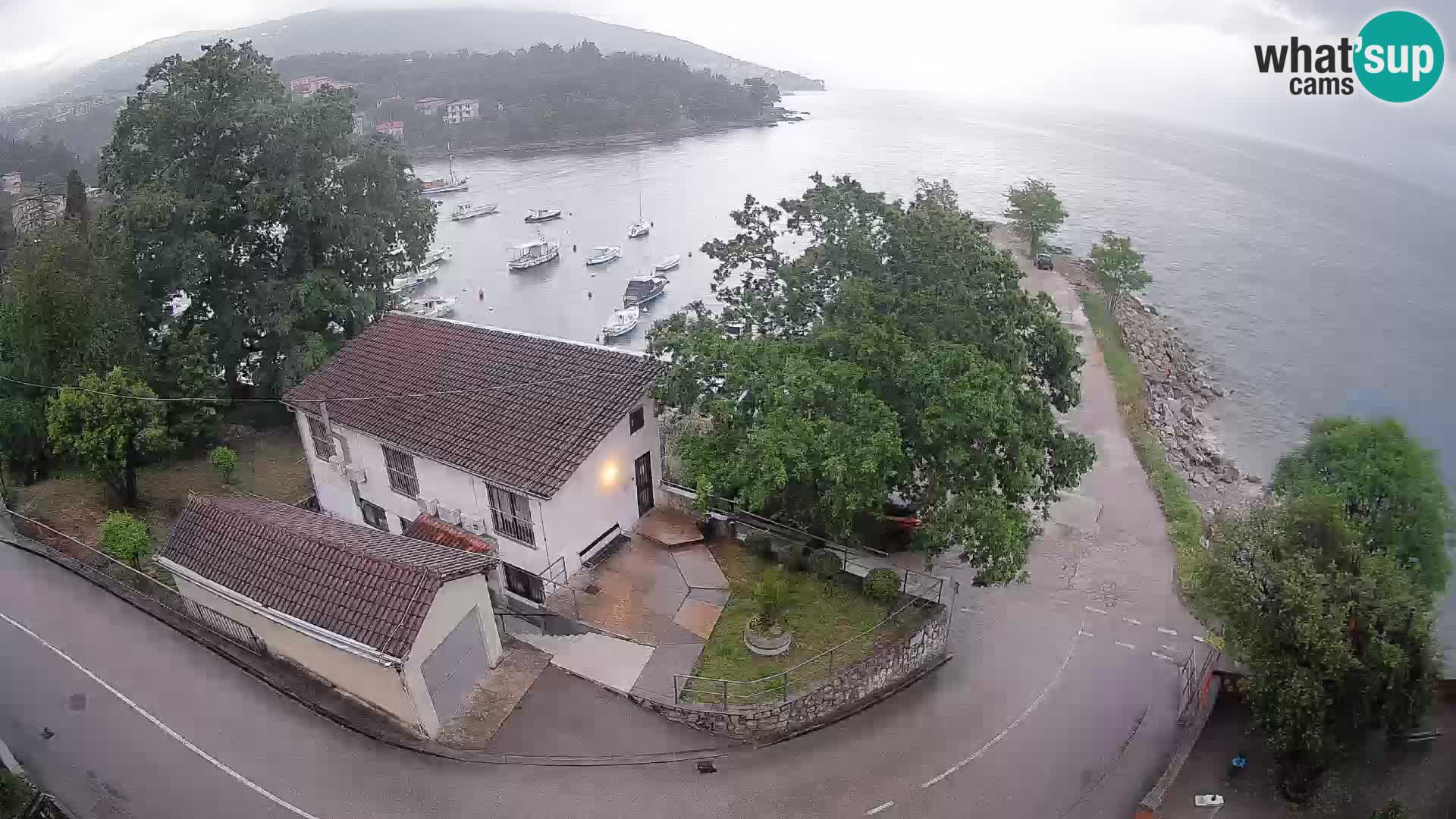Spletna kamera pristanišče Ika – Pogled v živo na pristanišče in luči Opatije