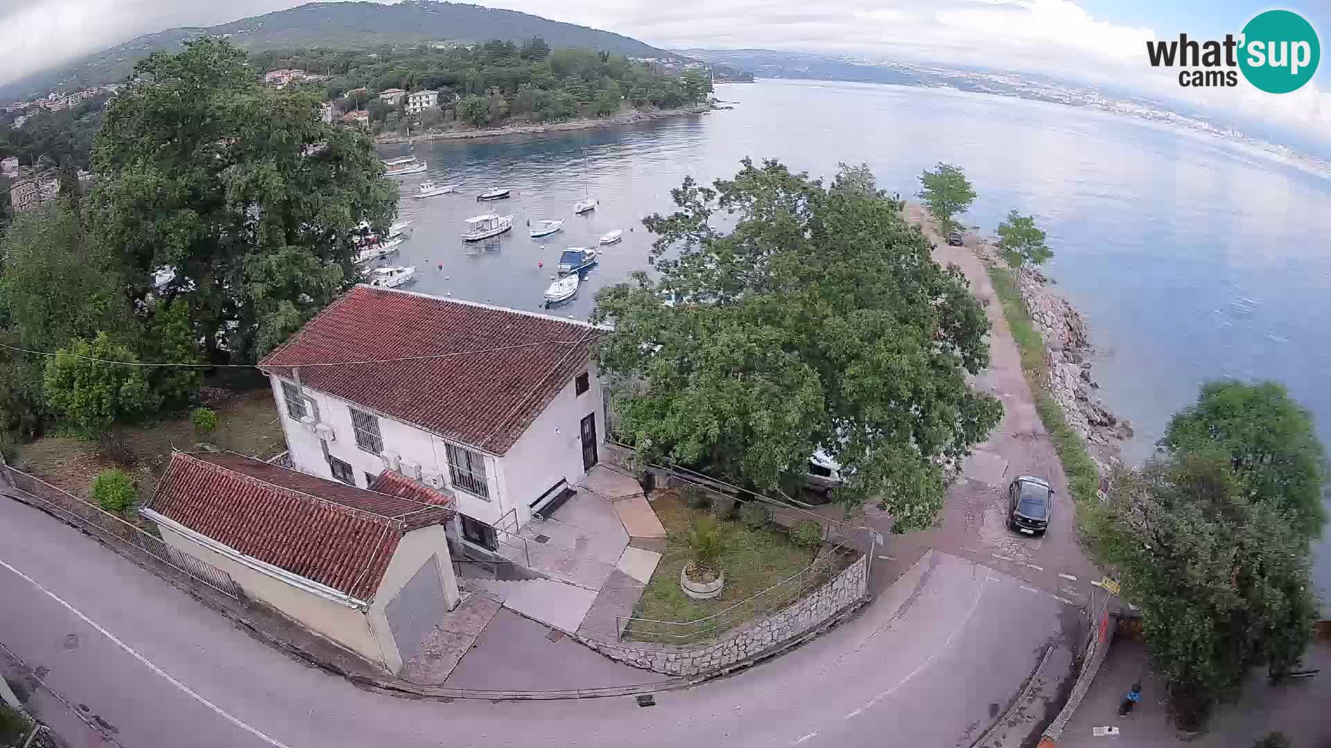 Spletna kamera pristanišče Ika – Pogled v živo na pristanišče in luči Opatije