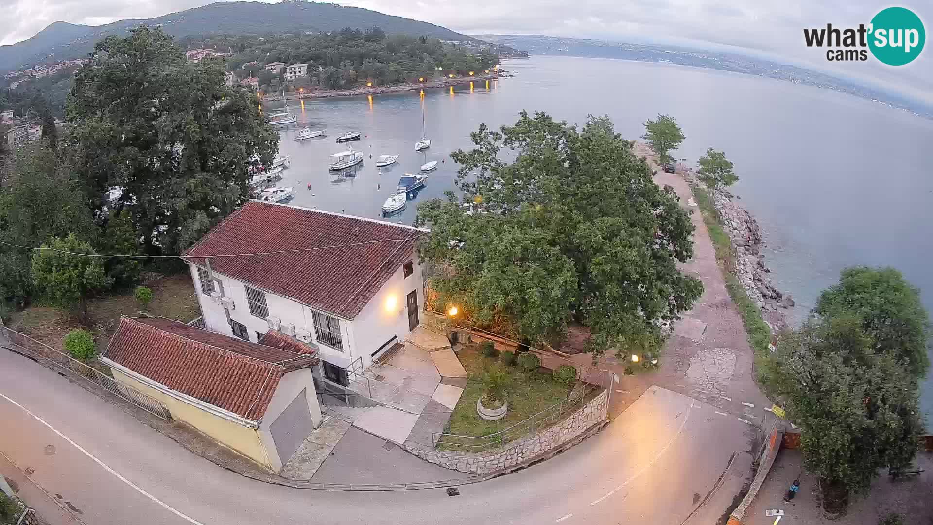Spletna kamera pristanišče Ika – Pogled v živo na pristanišče in luči Opatije