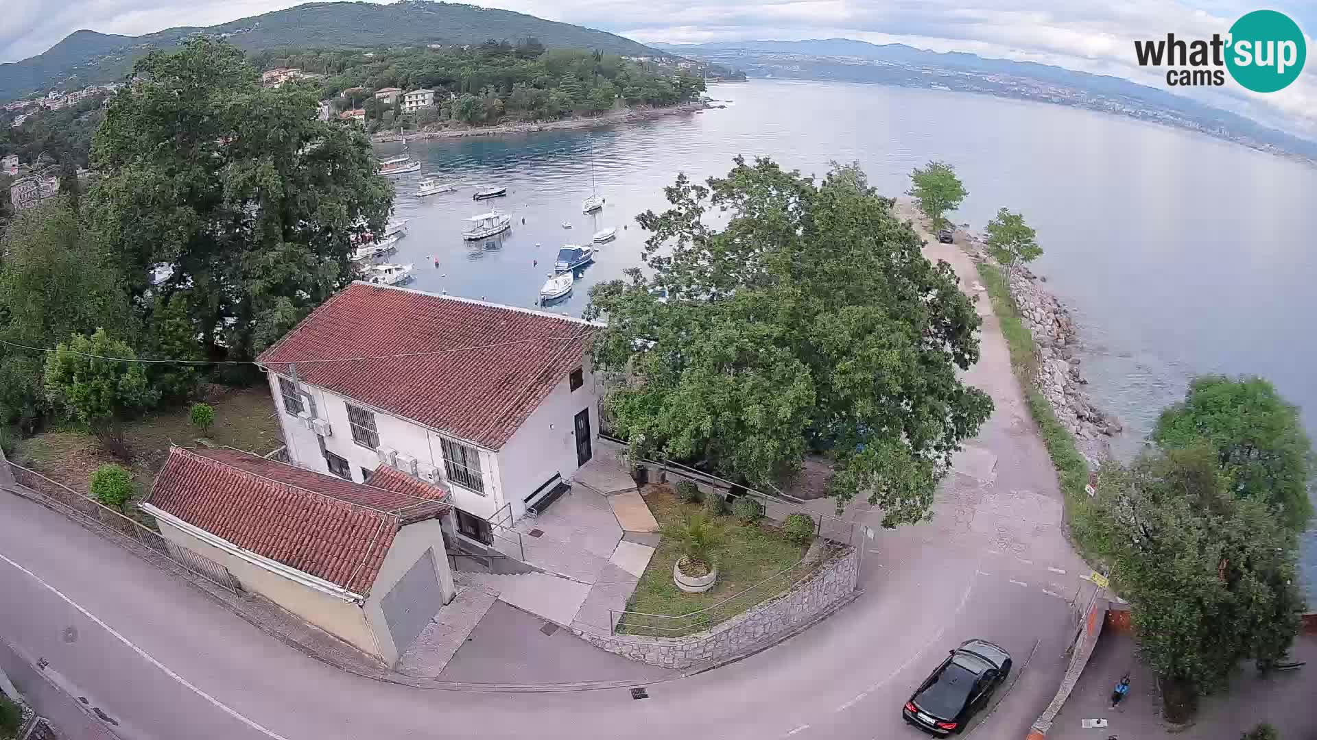 Spletna kamera pristanišče Ika – Pogled v živo na pristanišče in luči Opatije