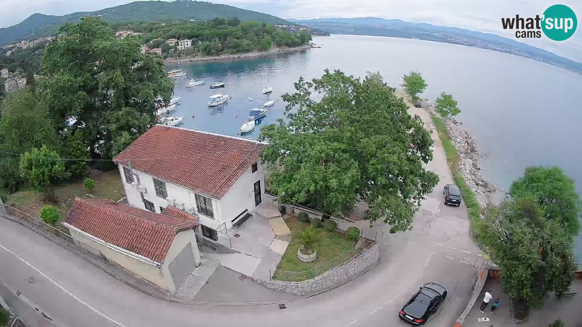 Spletna kamera pristanišče Ika – Pogled v živo na pristanišče in luči Opatije