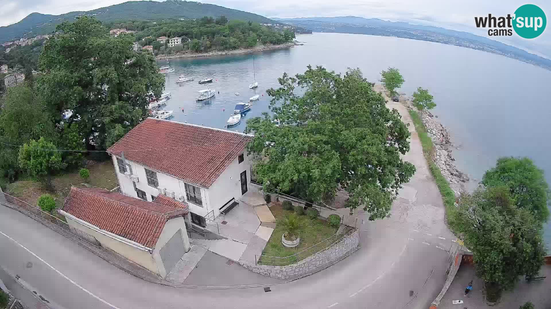 Spletna kamera pristanišče Ika – Pogled v živo na pristanišče in luči Opatije