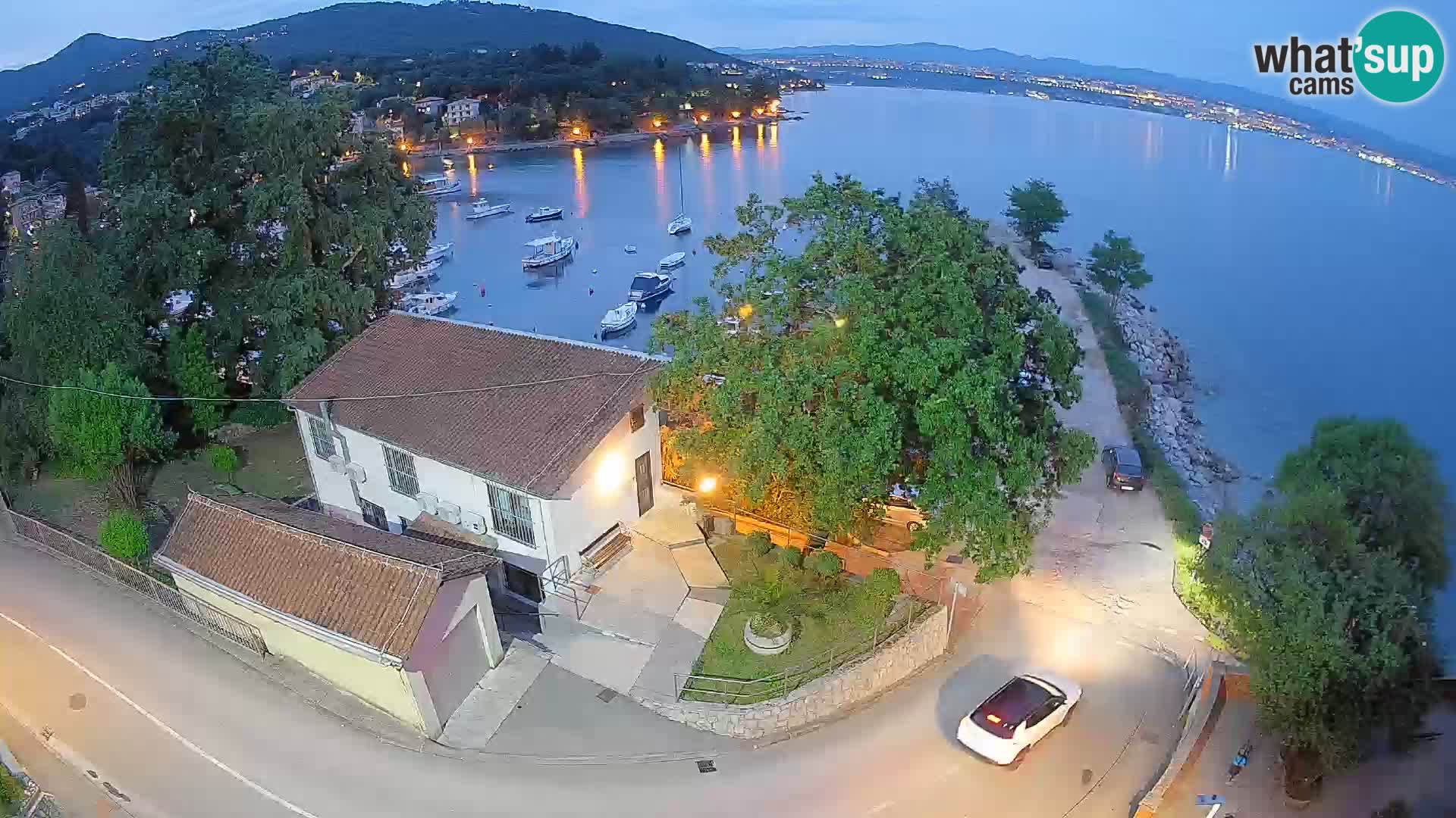 Web kamera luka Ika – Pogled uživo na luku i svjetla Opatije
