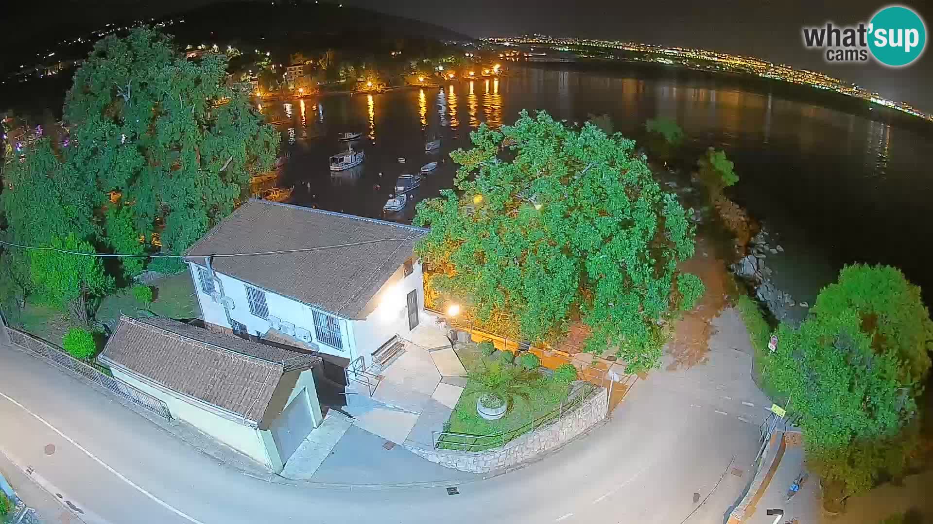 Spletna kamera pristanišče Ika – Pogled v živo na pristanišče in luči Opatije