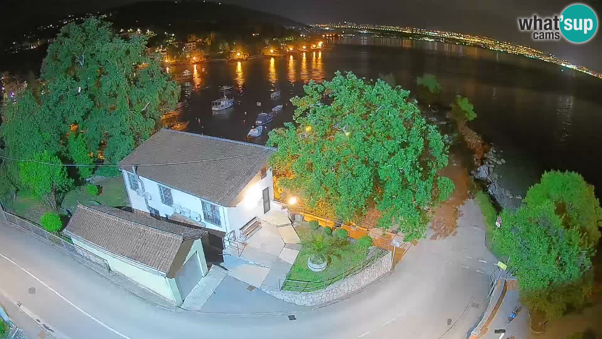 Spletna kamera pristanišče Ika – Pogled v živo na pristanišče in luči Opatije