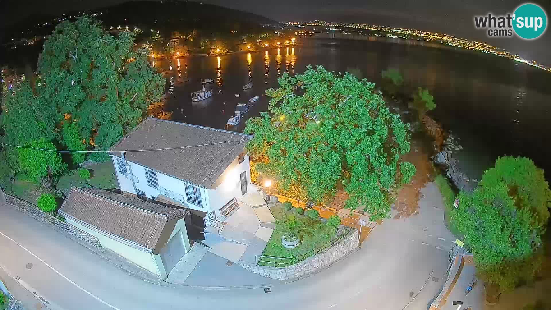 Spletna kamera pristanišče Ika – Pogled v živo na pristanišče in luči Opatije