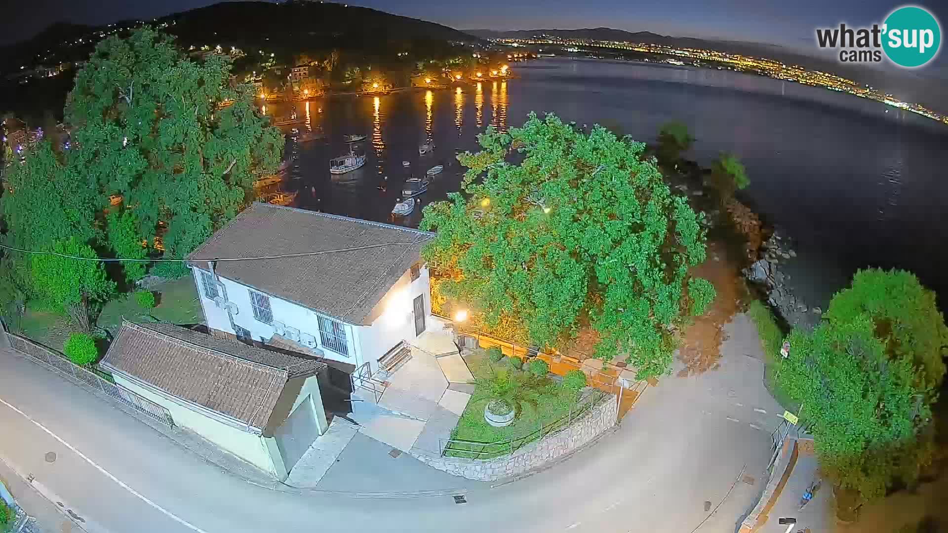 Spletna kamera pristanišče Ika – Pogled v živo na pristanišče in luči Opatije