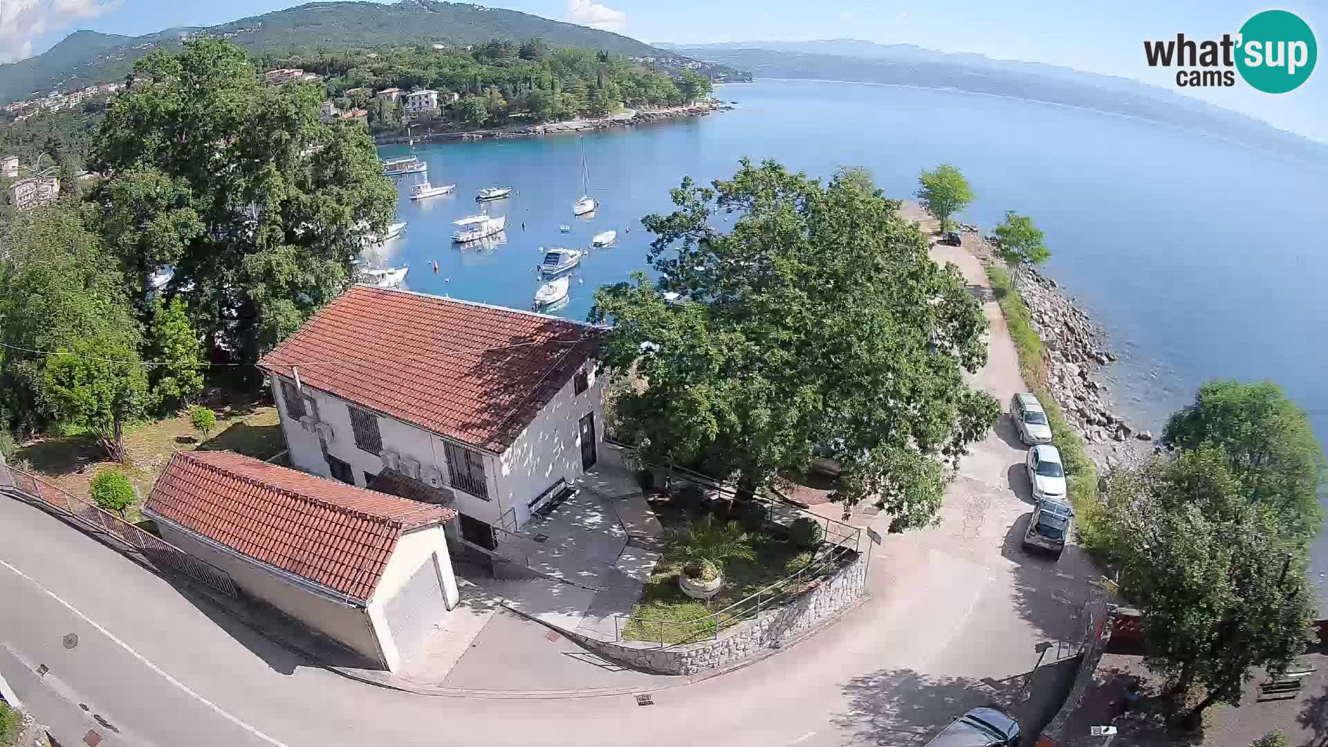Spletna kamera pristanišče Ika – Pogled v živo na pristanišče in luči Opatije