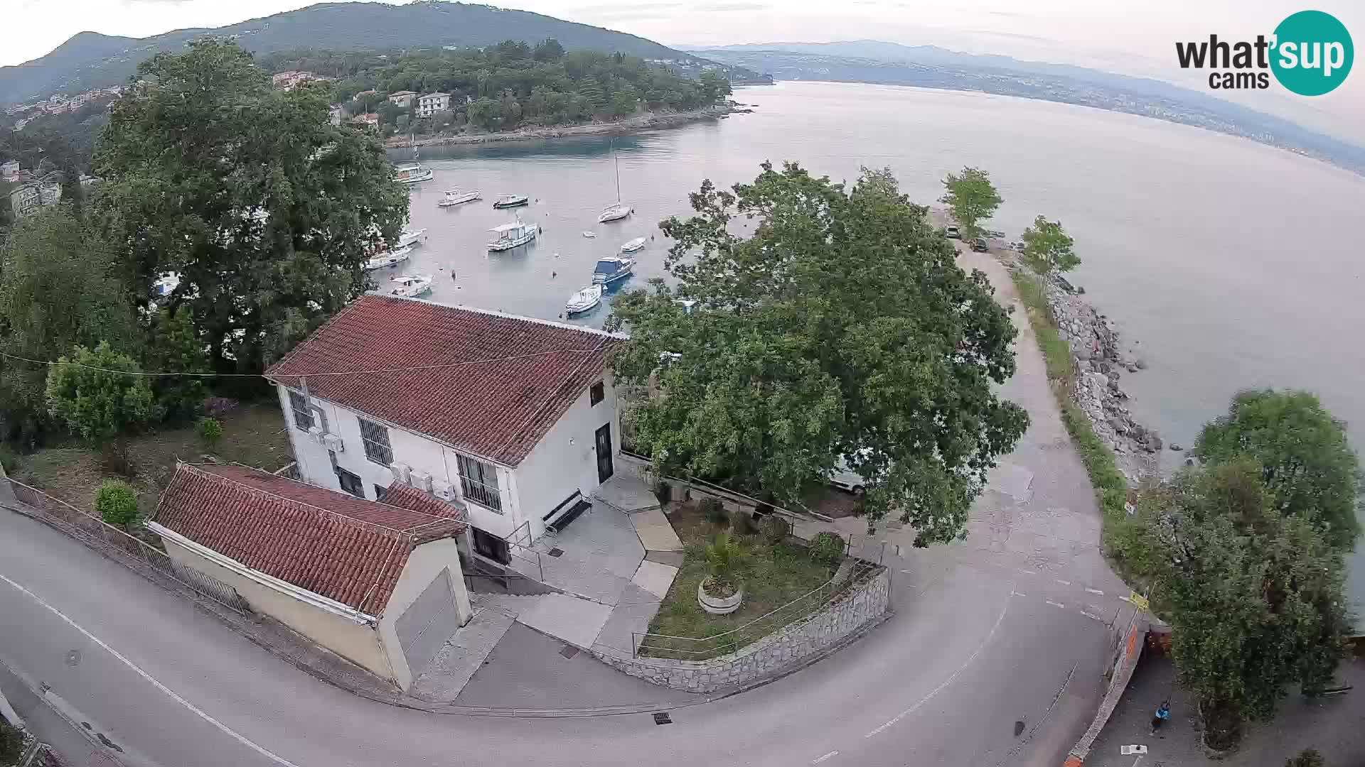 Spletna kamera pristanišče Ika – Pogled v živo na pristanišče in luči Opatije