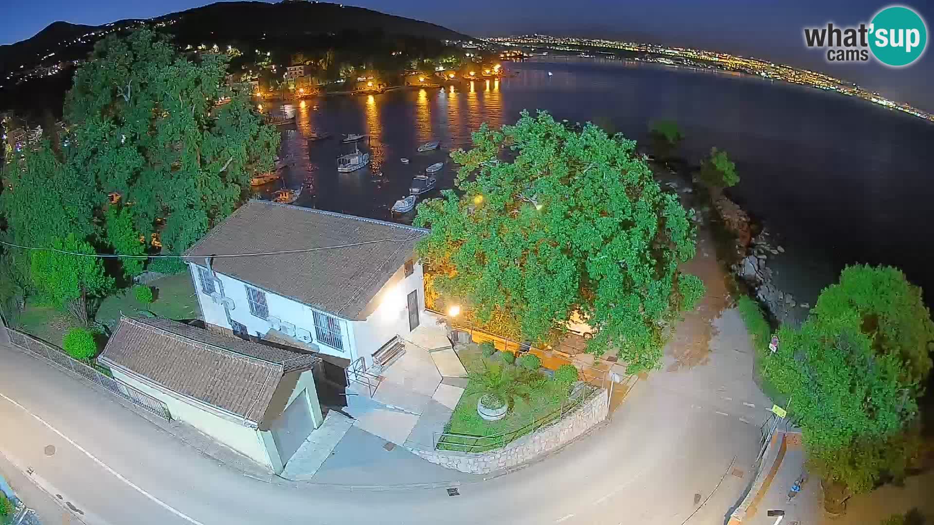 Web kamera luka Ika – Pogled uživo na luku i svjetla Opatije