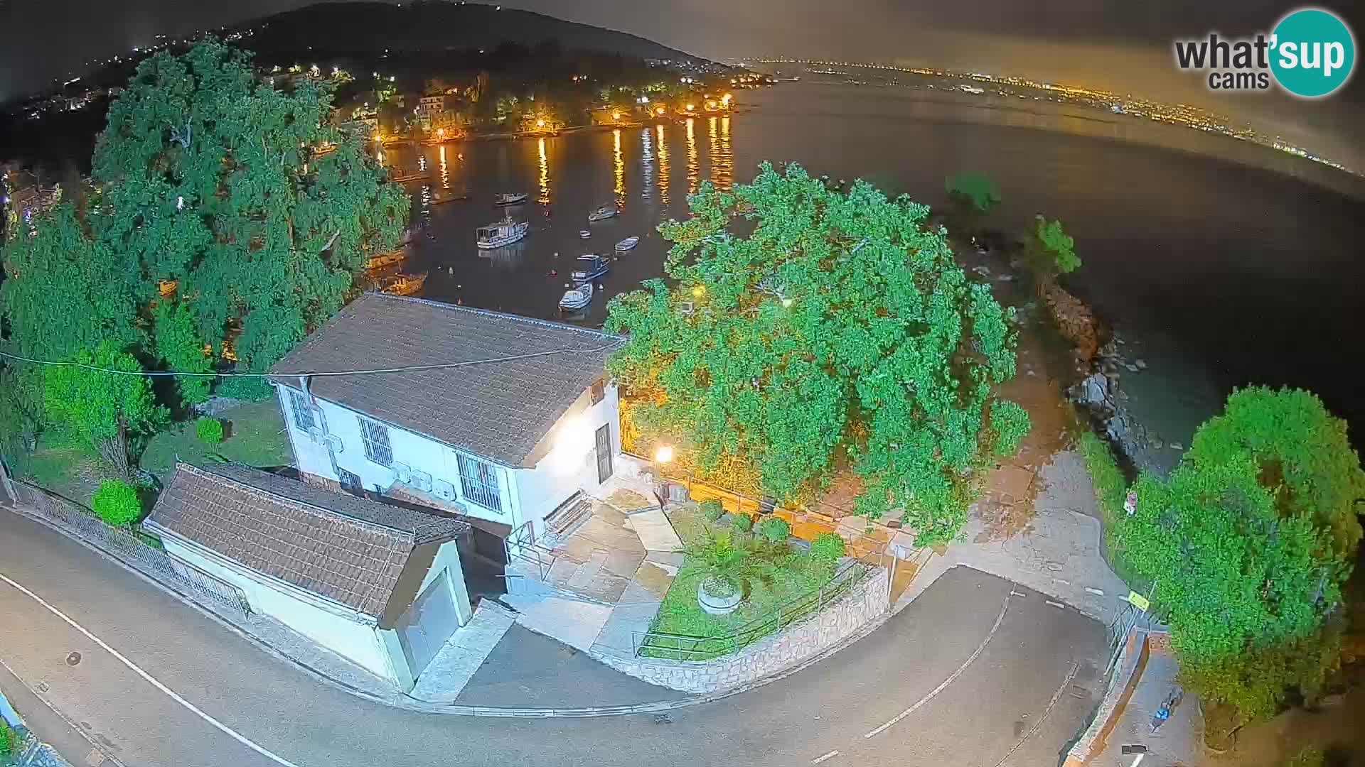 Web kamera luka Ika – Pogled uživo na luku i svjetla Opatije